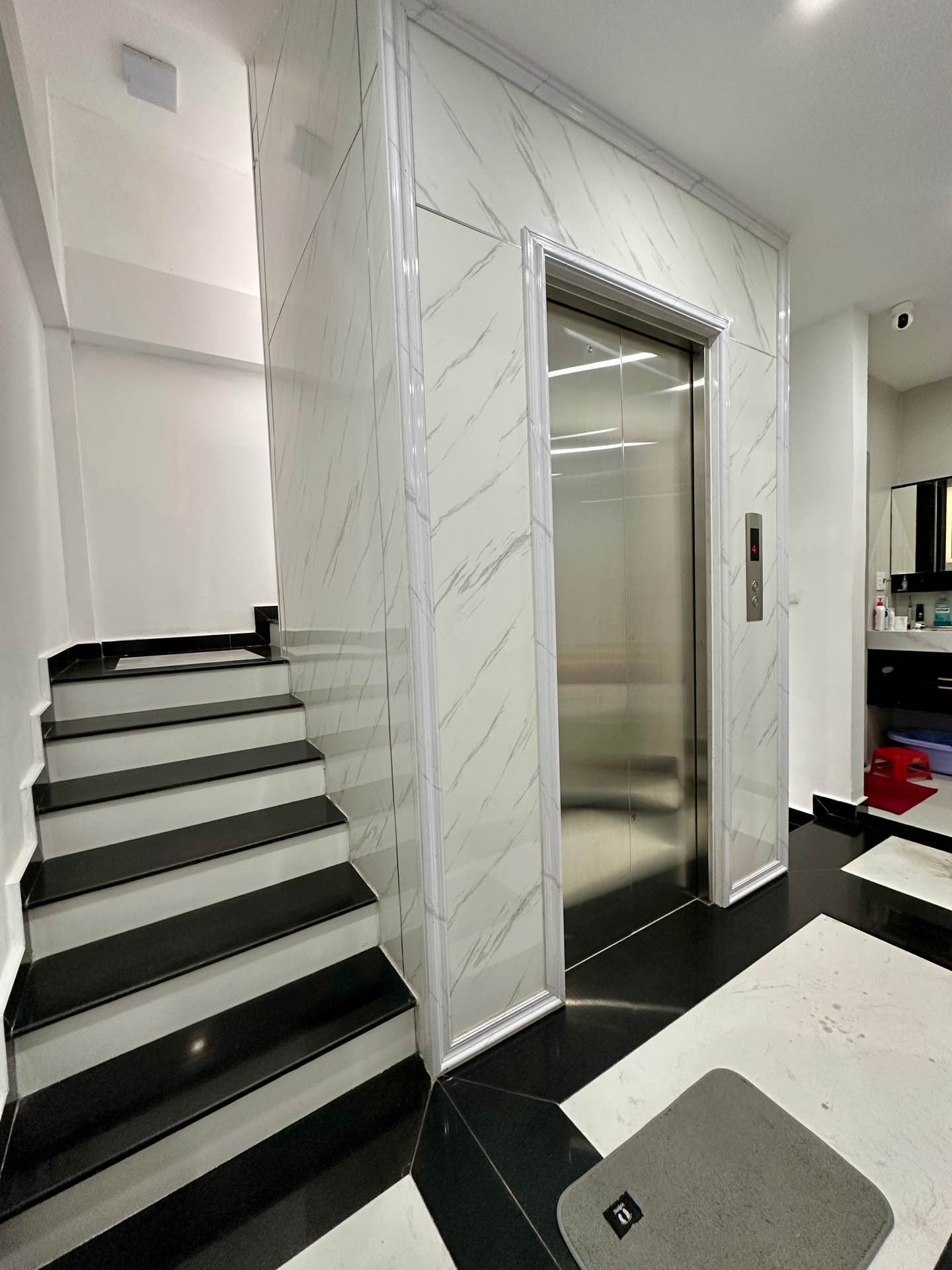 Bán nhà Đại La - diện tích 48m2 6 tầng - Ngõ ô tô tránh - giá 20 tỷ