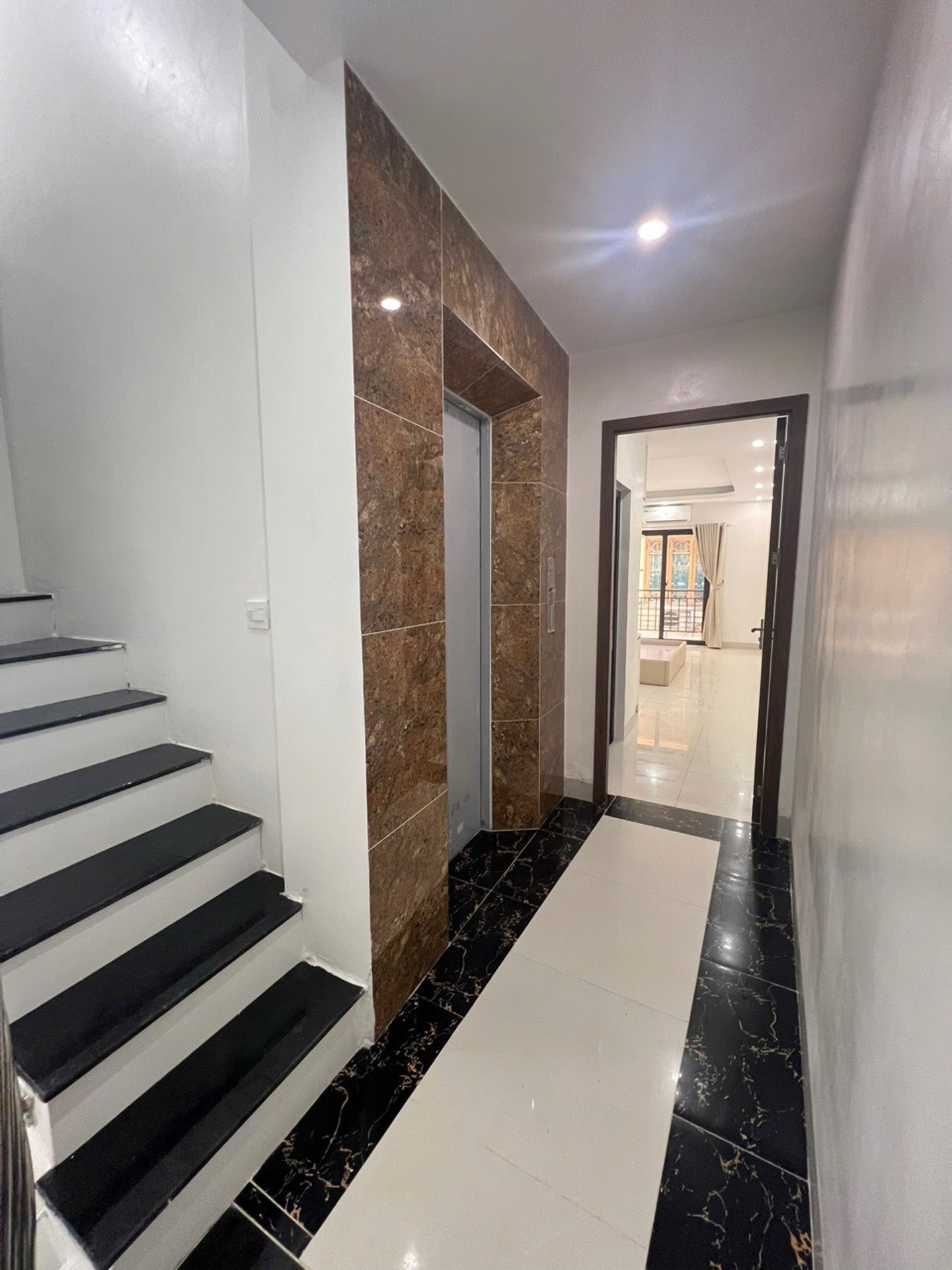 Bán nhà Hai Bà Trưng - diện tích 36m2 5 tầng - Nhà mới đẹp, thang máy - giá 12,8 tỷ