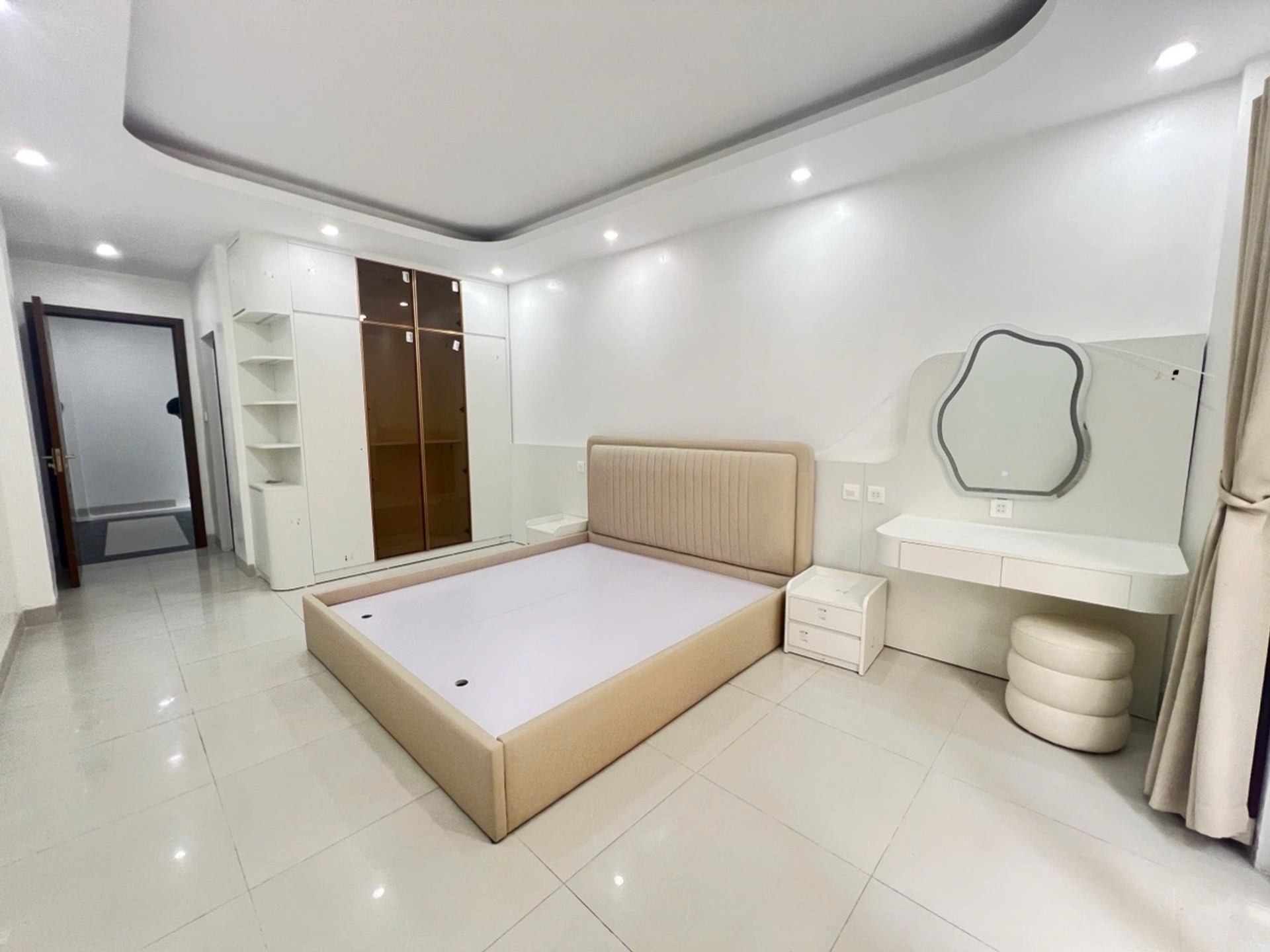 Bán nhà Hai Bà Trưng - diện tích 36m2 5 tầng - Nhà mới đẹp, thang máy - giá 12,8 tỷ