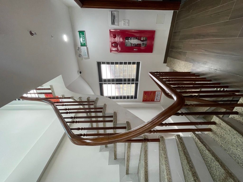 Bán nhà Nguyên Hồng - diện tích 64m2 8 tầng - ô tô kinh doanh đa dạng - giá 46 tỷ