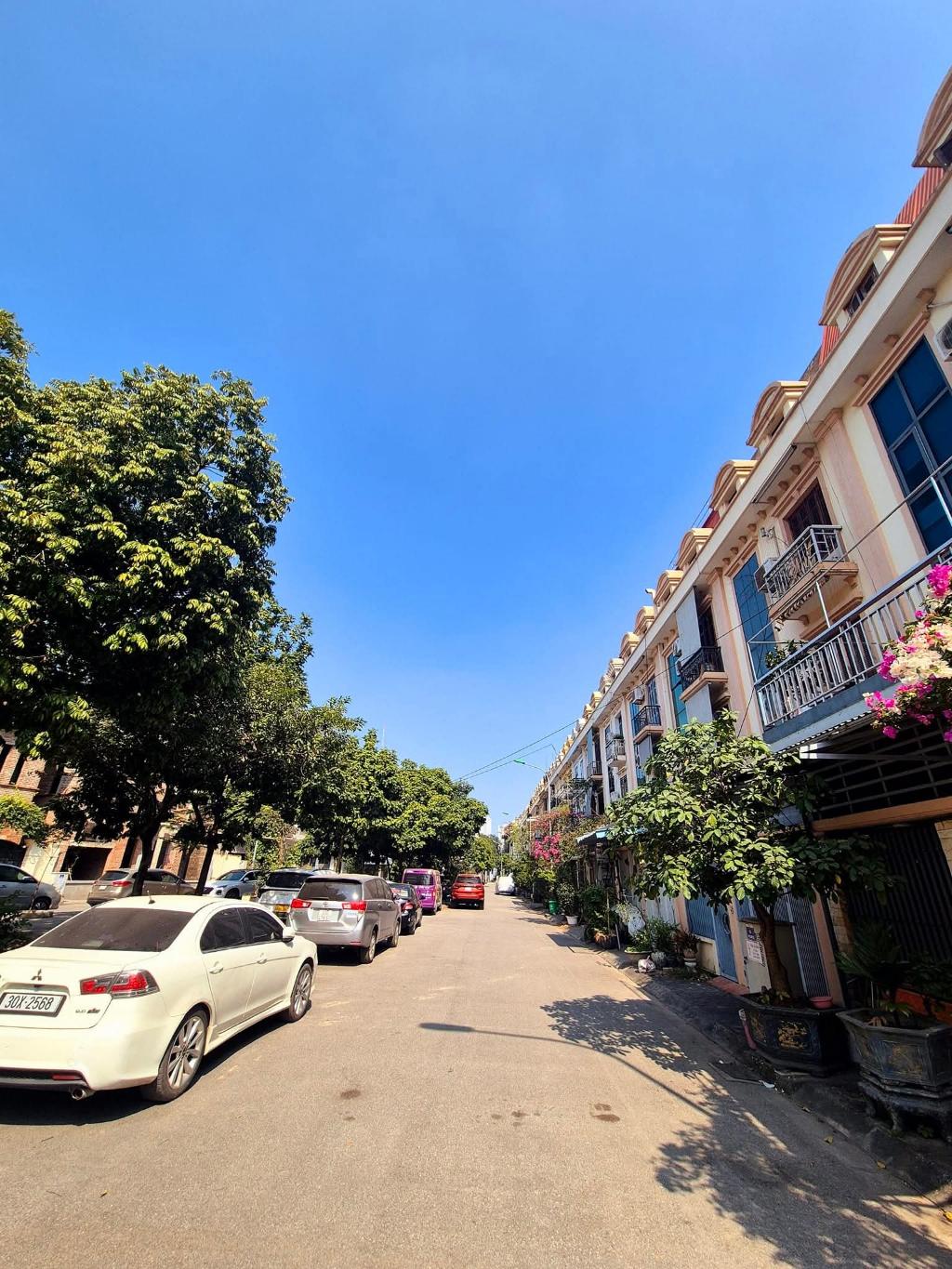 Bán nhà Sa Đôi - diện tích 90m2 4 tầng - mặt phố ô tô tránh - giá 25,2 tỷ