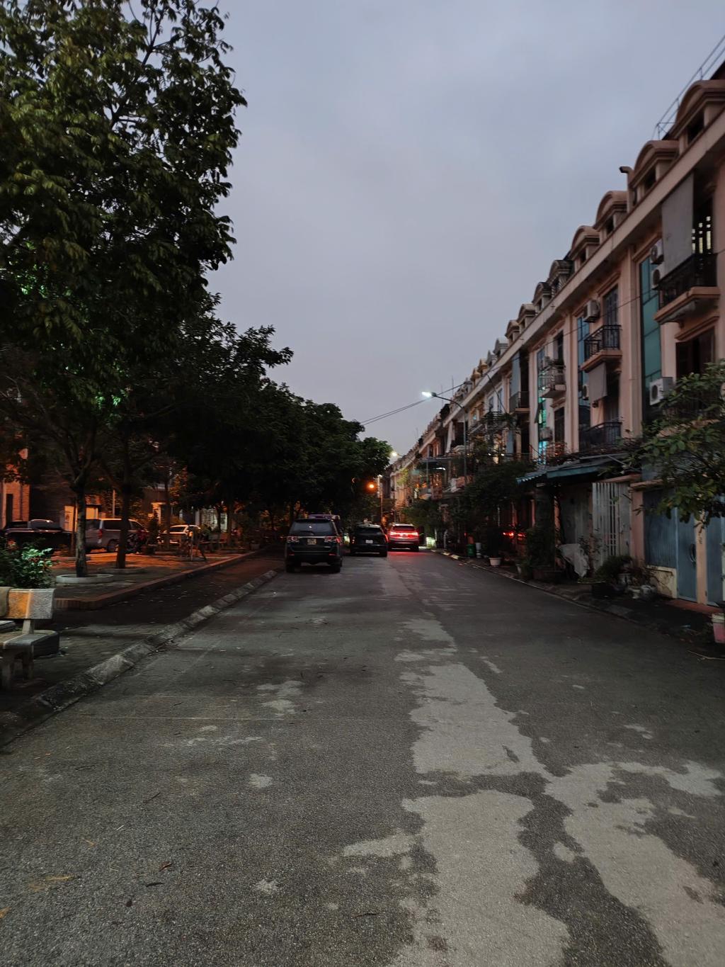 Bán nhà Sa Đôi - diện tích 90m2 4 tầng - mặt phố ô tô tránh - giá 25,2 tỷ