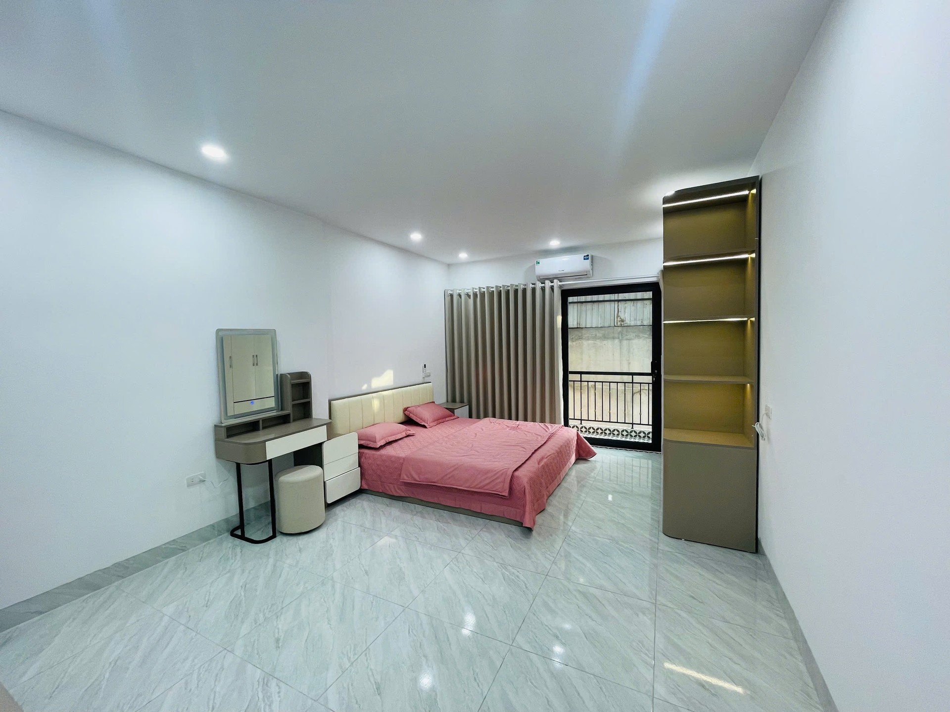 Bán nhà Võ Thị Sáu - diện tích 65m2 3 tầng - Ngõ thông sang Bạch Mai - giá 13,2 tỷ