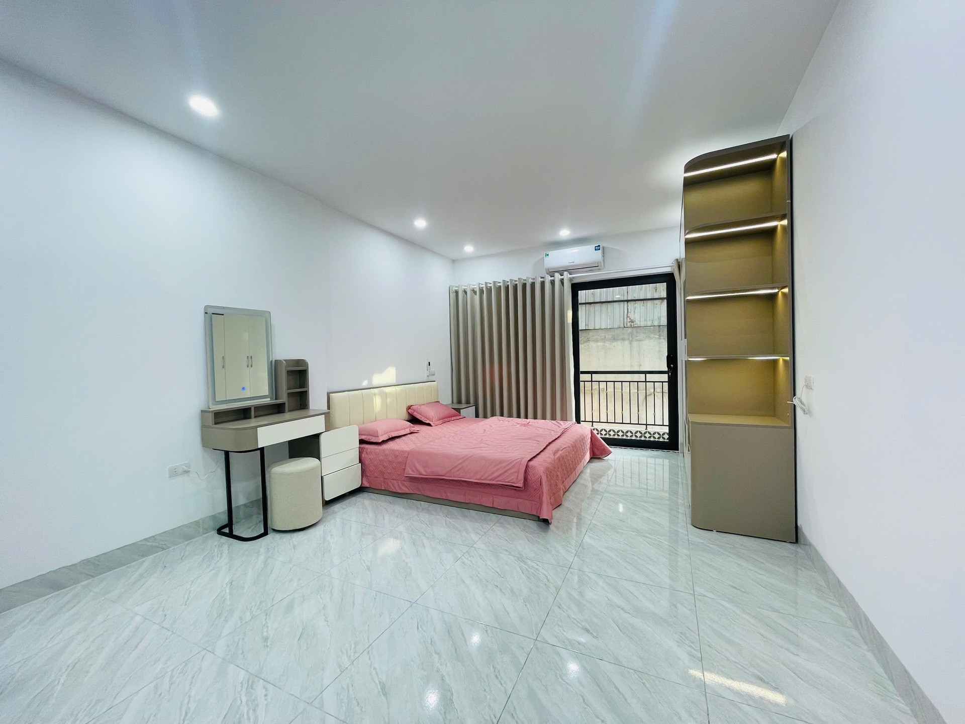 Bán nhà Võ Thị Sáu - diện tích 65m2 3 tầng - Ngõ thông sang Bạch Mai - giá 13,2 tỷ