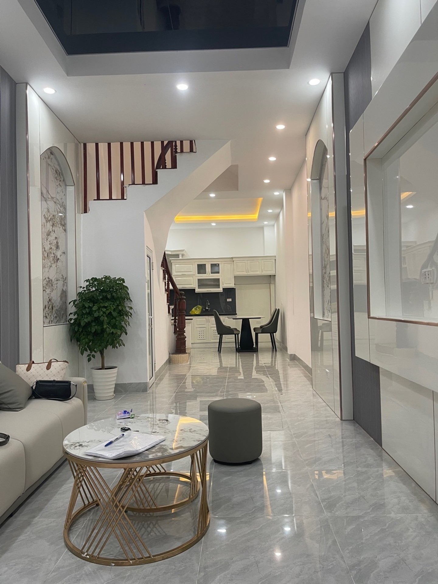 Bán nhà Định Công Thượng - diện tích 43m2 5 tầng - Ô tô tránh - giá 12,9 tỷ