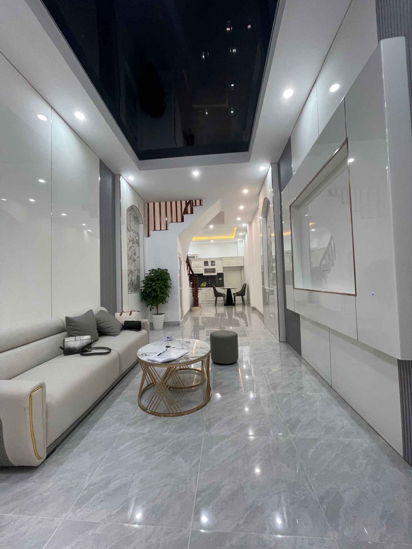 Bán nhà Định Công Thượng - diện tích 43m2 5 tầng - Ô tô tránh - giá 12,9 tỷ