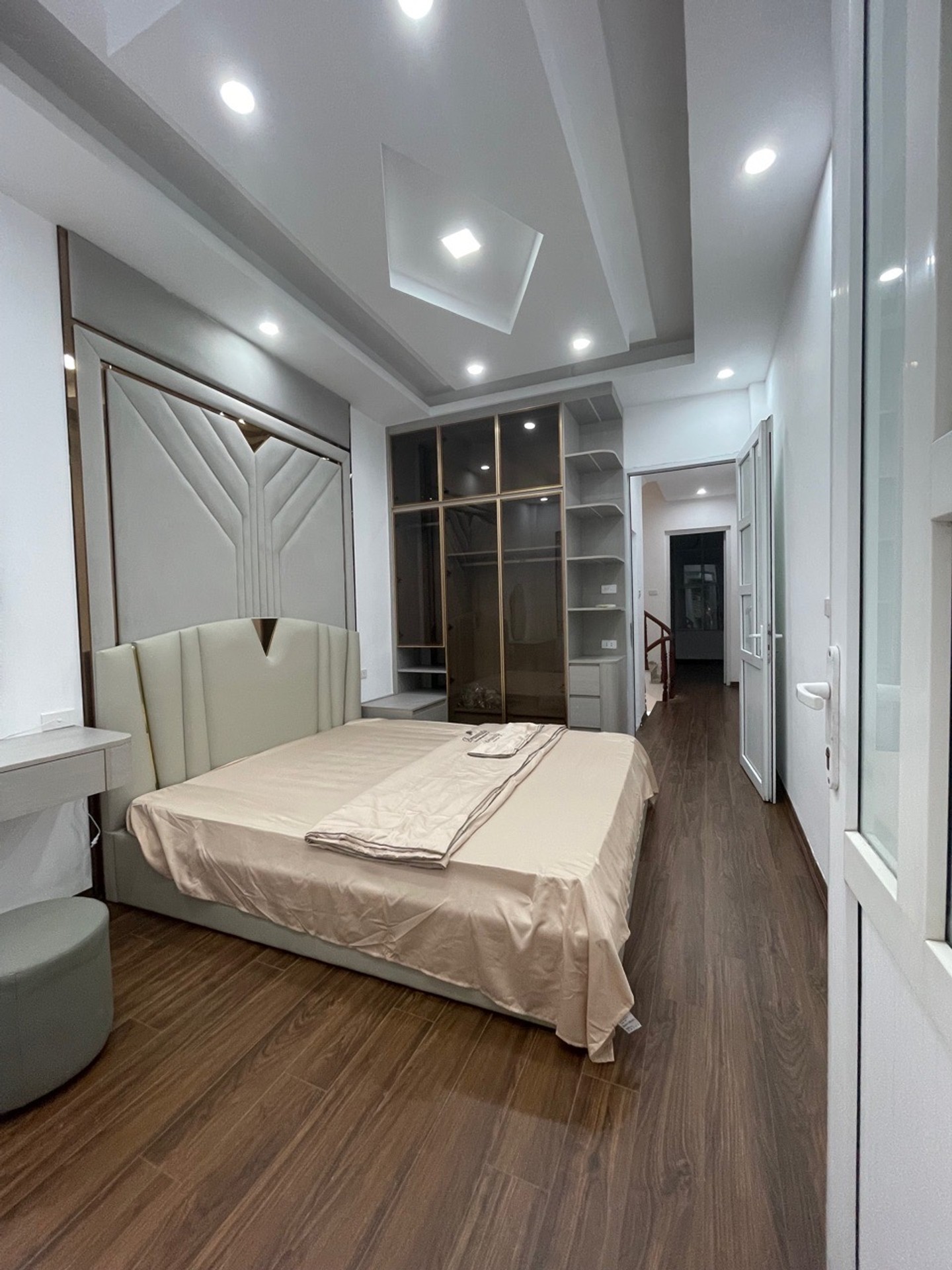 Bán nhà Định Công Thượng - diện tích 43m2 5 tầng - Ô tô tránh - giá 12,9 tỷ