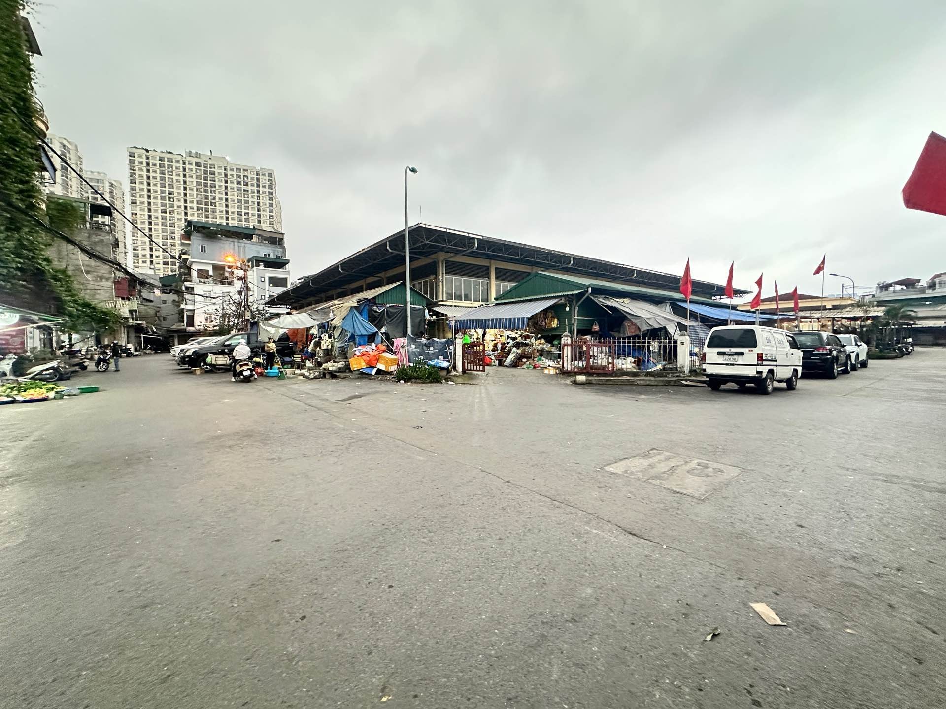 Bán nhà Vĩnh Tuy - diện tích 63m2 3 tầng - Ô Tô Đỗ Ngay Đêm Vào Nhà - giá 20,3 tỷ