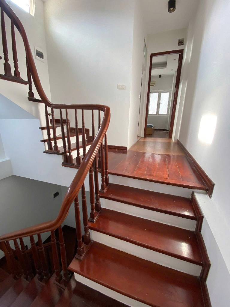 Bán nhà Tân Mai - diện tích 44m2 5 tầng - ô tô tránh - giá 12,8 tỷ