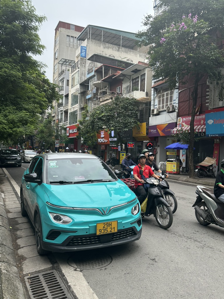 Bán nhà Lạc Trung - diện tích 72m2 2 tầng - Lô góc 3 mặt tiền - giá 38 tỷ