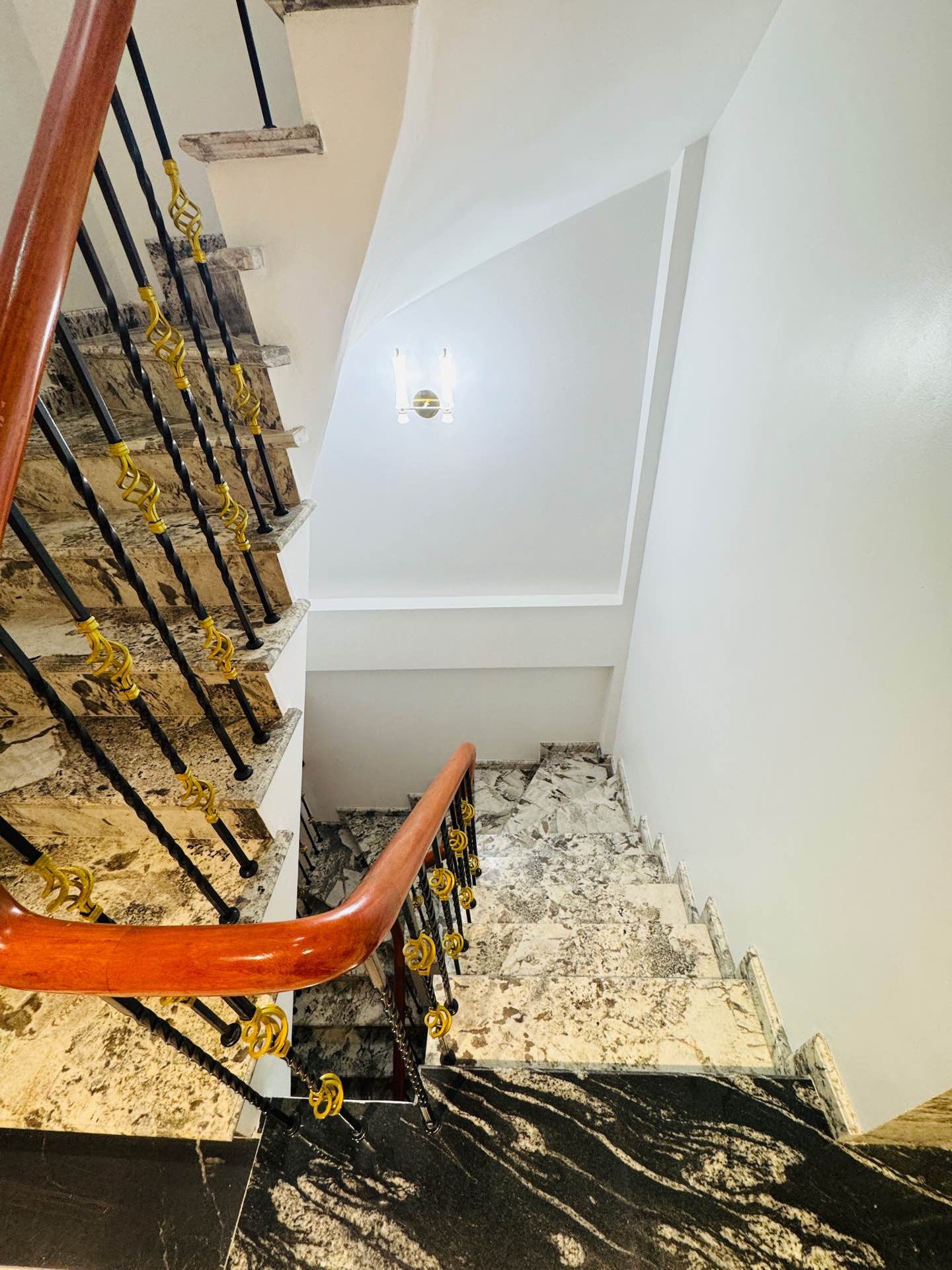 Bán nhà Lê Thanh Nghị - diện tích 68.2m2 7 tầng - ô tô tránh - giá 45 tỷ