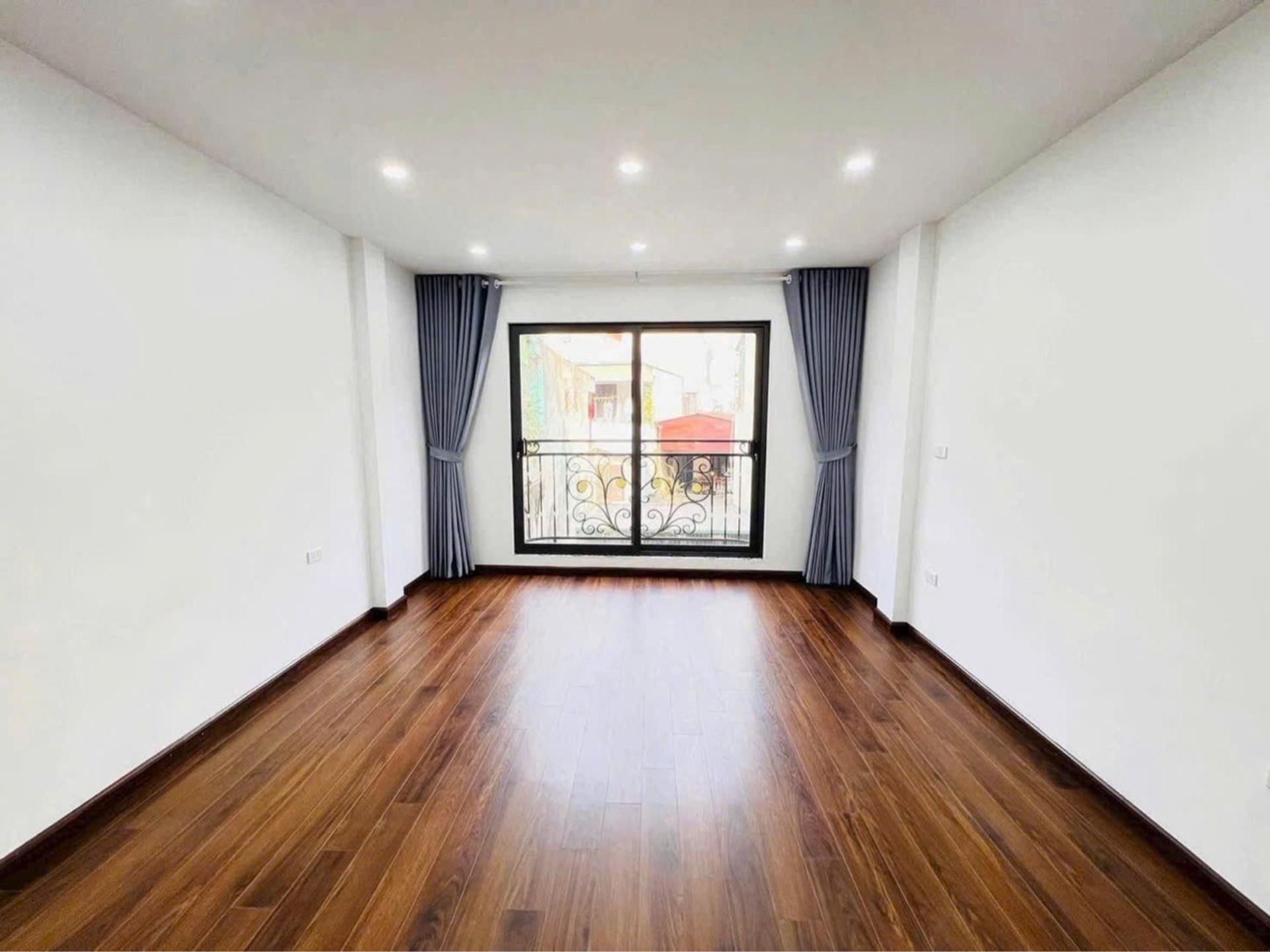 Bán nhà Nguyễn Lân - diện tích 30m2 5 tầng - ô tô đỗ cửa - giá 13 tỷ