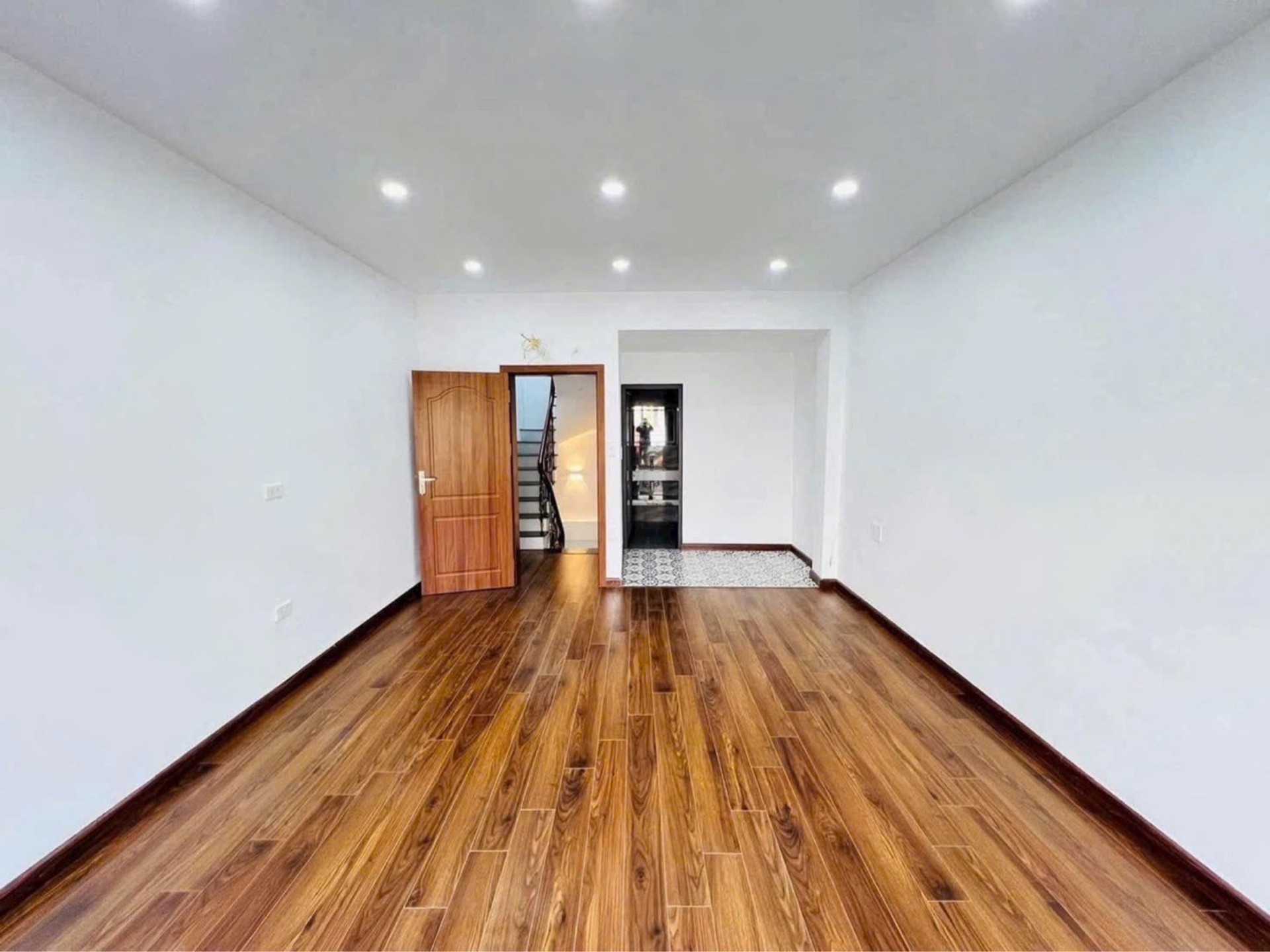 Bán nhà Nguyễn Lân - diện tích 30m2 5 tầng - ô tô đỗ cửa - giá 13 tỷ