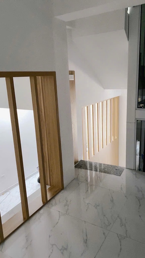 Bán nhà Lương Sử C - diện tích 92.4m2 6 tầng - Ô tô vào nhà - giá 33 tỷ