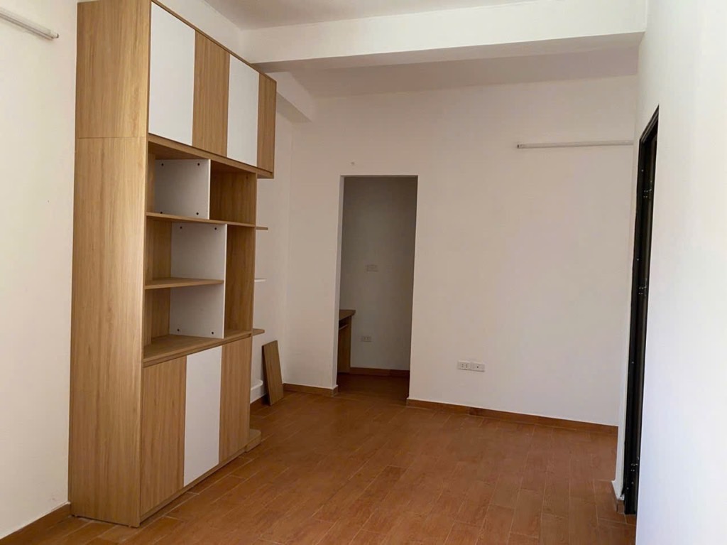 Bán nhà Lương Sử C - diện tích 92.4m2 6 tầng - Ô tô vào nhà - giá 33 tỷ