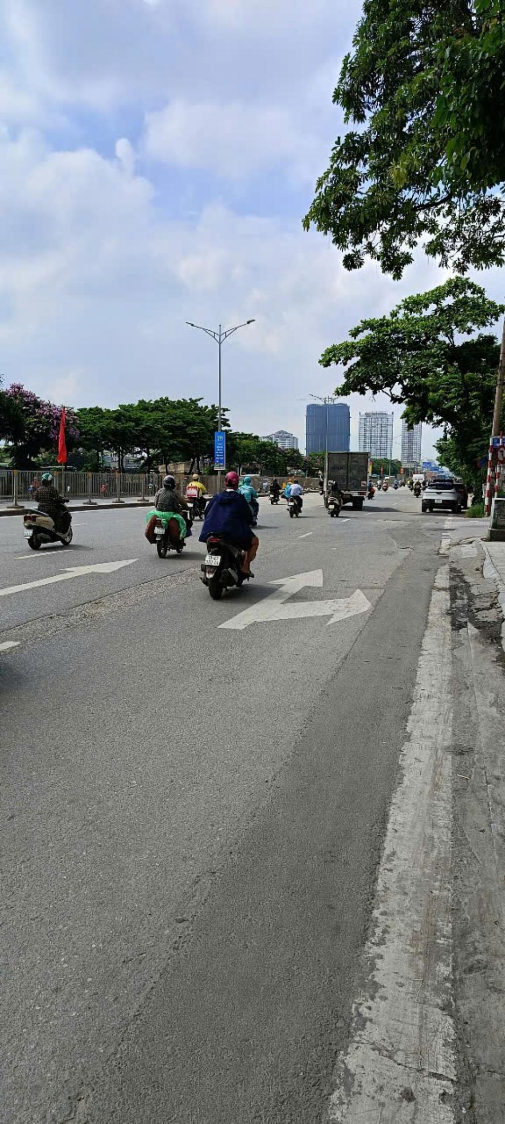 Bán nhà Giải Phóng - diện tích 44m2 3 tầng - Mặt phố, gần bến xe Giáp Bát - giá 15,7 tỷ