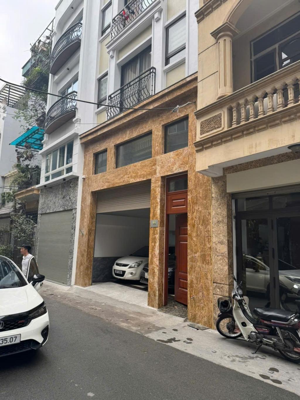 Bán nhà Yên Lạc - diện tích 150m2 7 tầng - Ô TÔ TẢI VÀO NHÀ - giá 52,5 tỷ