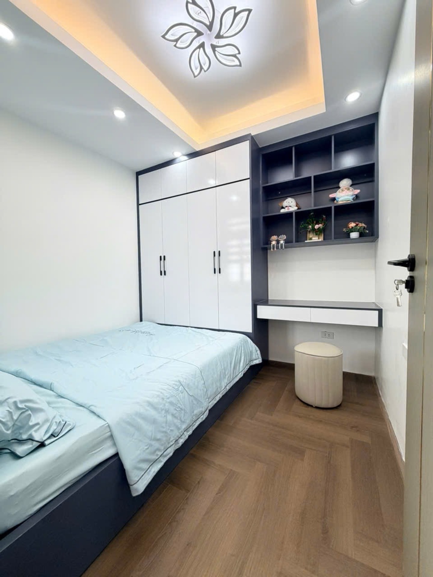Bán nhà Khương Đình - diện tích 50m2 8 tầng - Mặt Phố Chính Xe Buyt đỗ - giá 2,3 tỷ