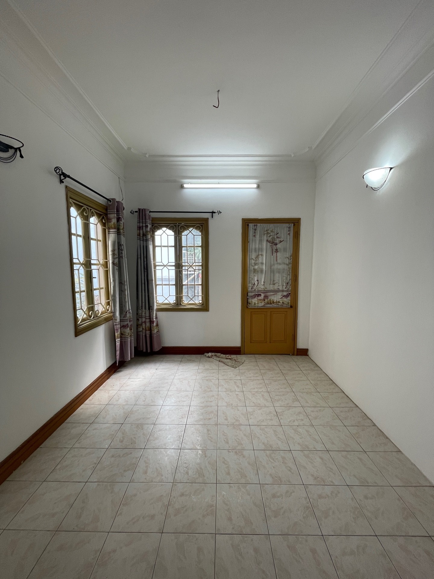 Bán nhà Ngõ 2 ô tô tránh - diện tích 206m2 3 tầng - Mặt tiền đẹp - giá 70 tỷ