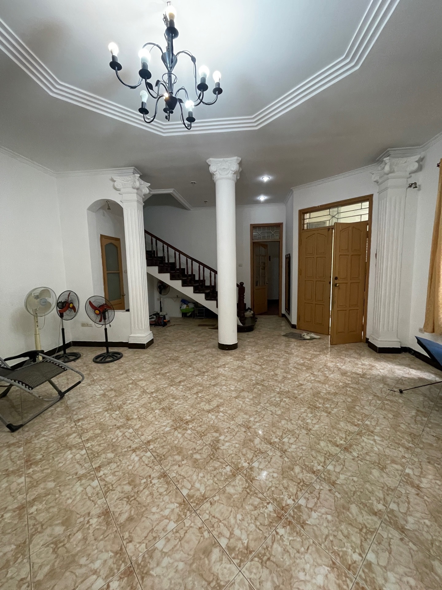 Bán nhà Ngõ 2 ô tô tránh - diện tích 206m2 3 tầng - Mặt tiền đẹp - giá 70 tỷ