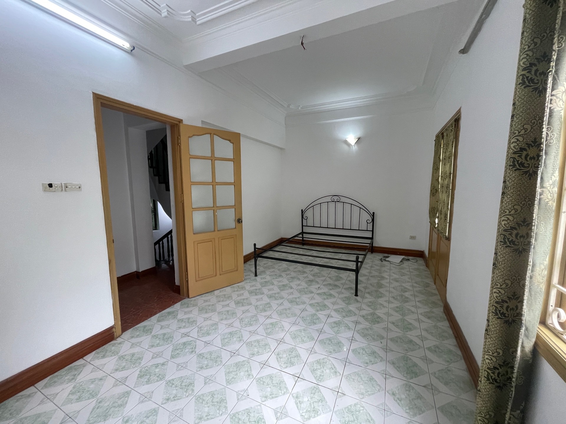 Bán nhà Ngõ 2 ô tô tránh - diện tích 206m2 3 tầng - Mặt tiền đẹp - giá 70 tỷ