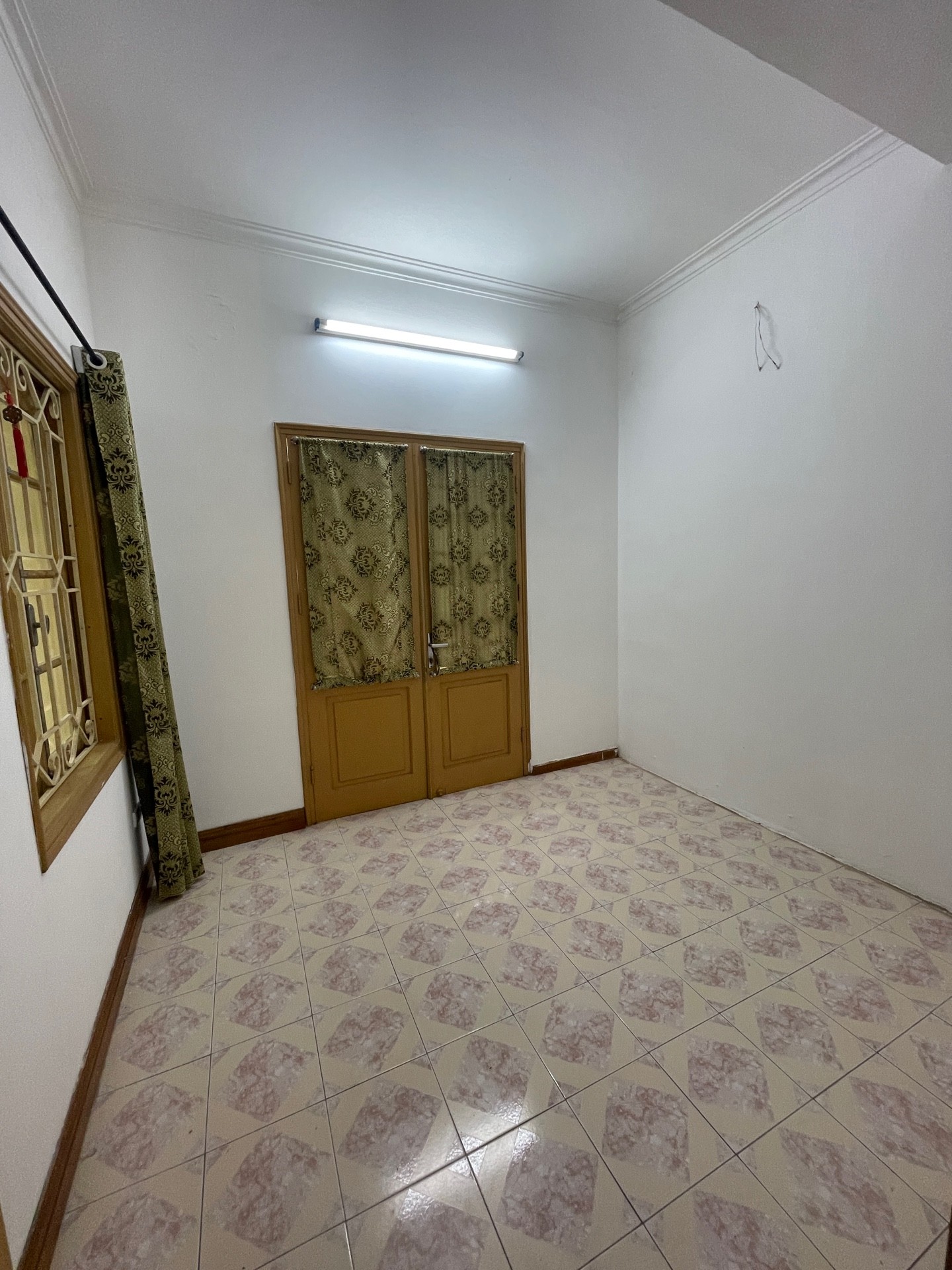 Bán nhà Ngõ 2 ô tô tránh - diện tích 206m2 3 tầng - Mặt tiền đẹp - giá 70 tỷ