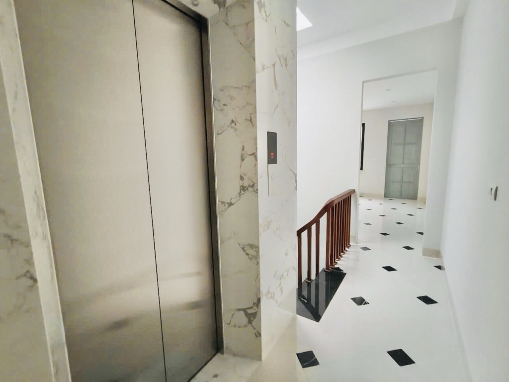 Bán nhà Hoàng Mai - diện tích 48m2 7 tầng - Mặt ngõ thông kinh doanh - giá 15,2 tỷ