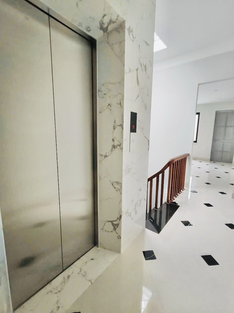 Bán nhà Hoàng Mai - diện tích 48m2 7 tầng - Mặt ngõ thông kinh doanh - giá 15,2 tỷ