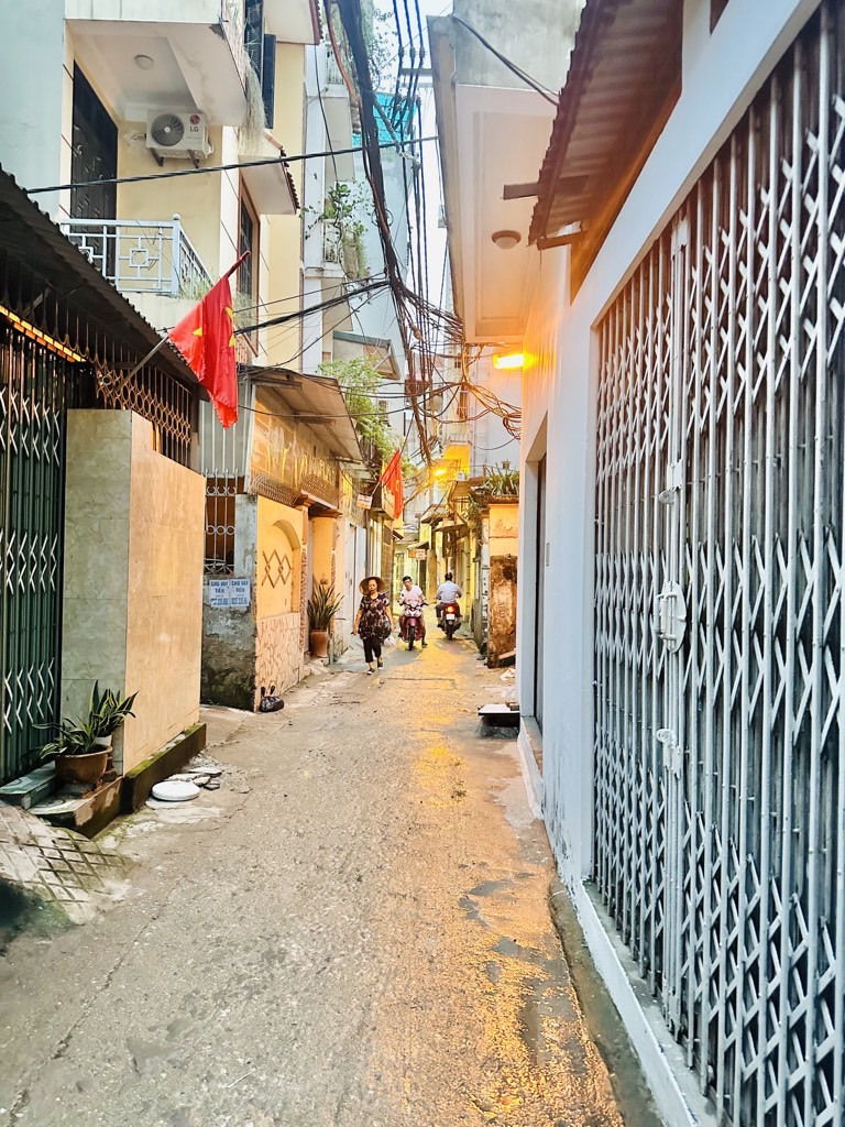 Bán nhà Hoàng Mai - diện tích 48m2 7 tầng - Mặt ngõ thông kinh doanh - giá 15,2 tỷ