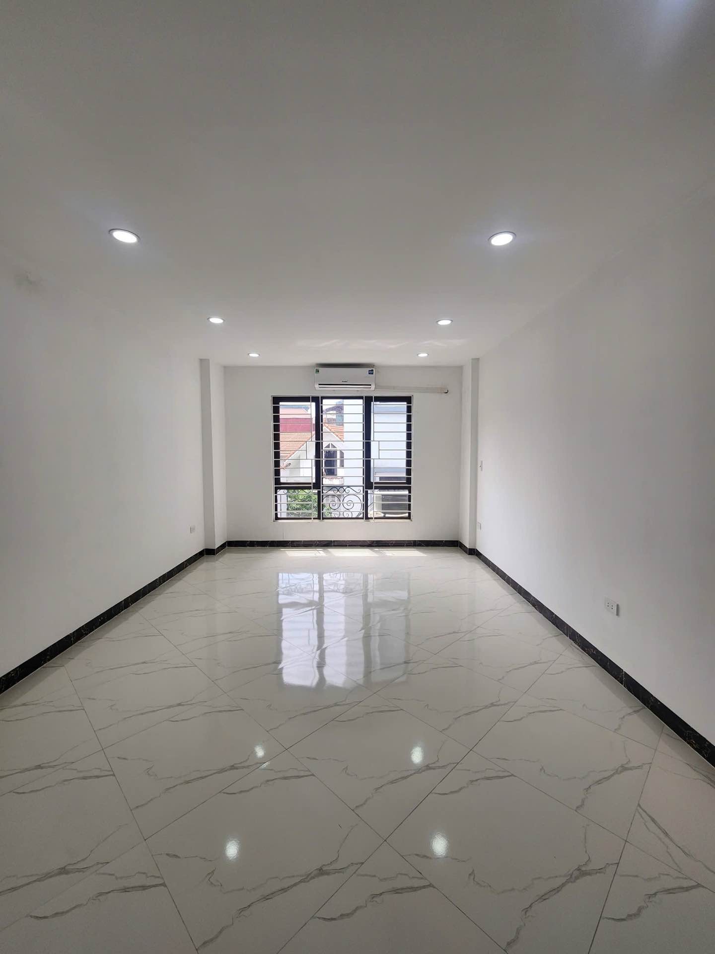 Bán nhà Hoàng Liệt - diện tích 30m2 5 tầng - Ô tô 7 chỗ qua nhà - giá 6,7 tỷ