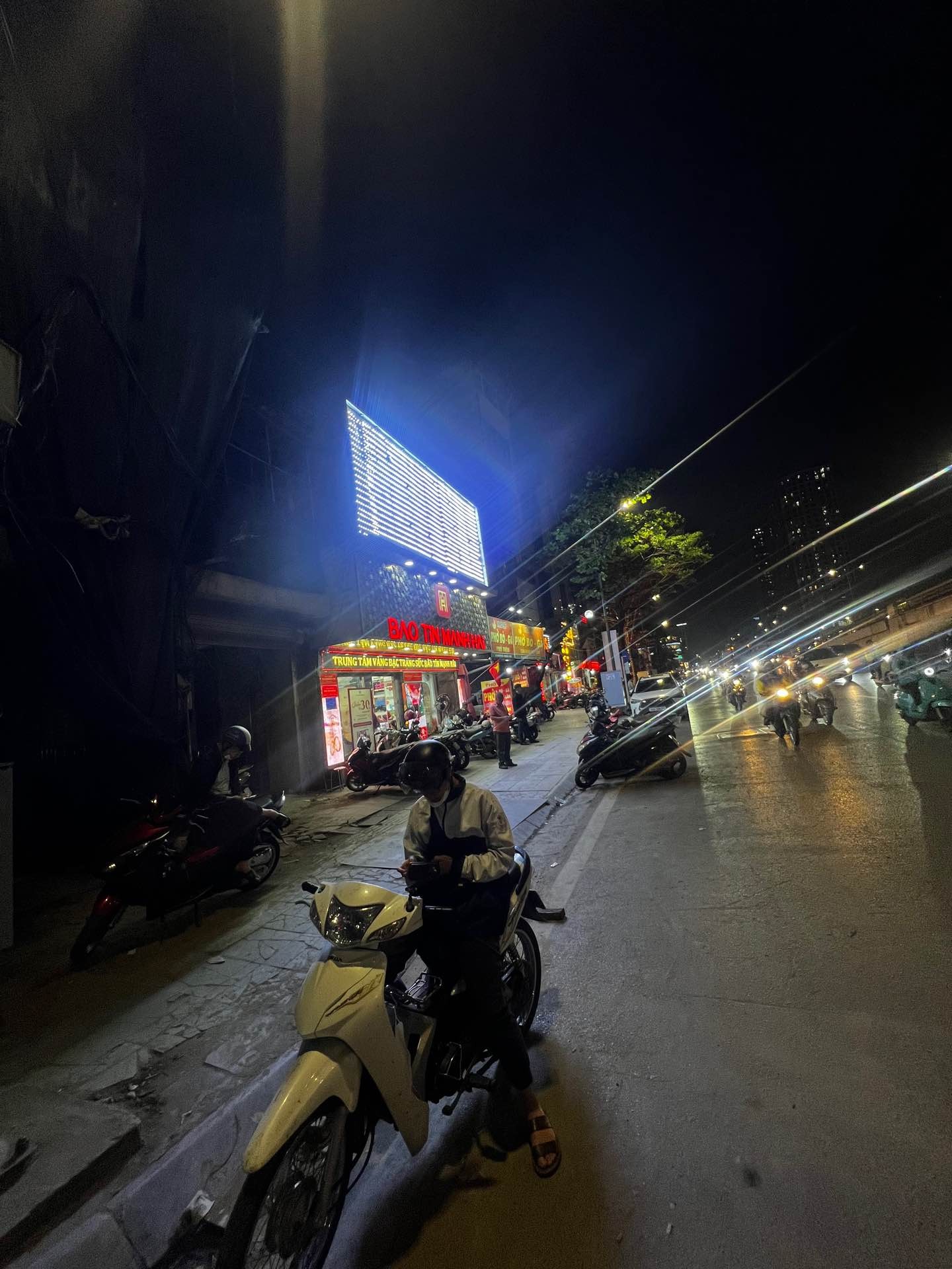 Bán nhà Nguyễn Trãi - diện tích 175m2 5 tầng - Lô góc 2 mặt thoáng - giá 53 tỷ