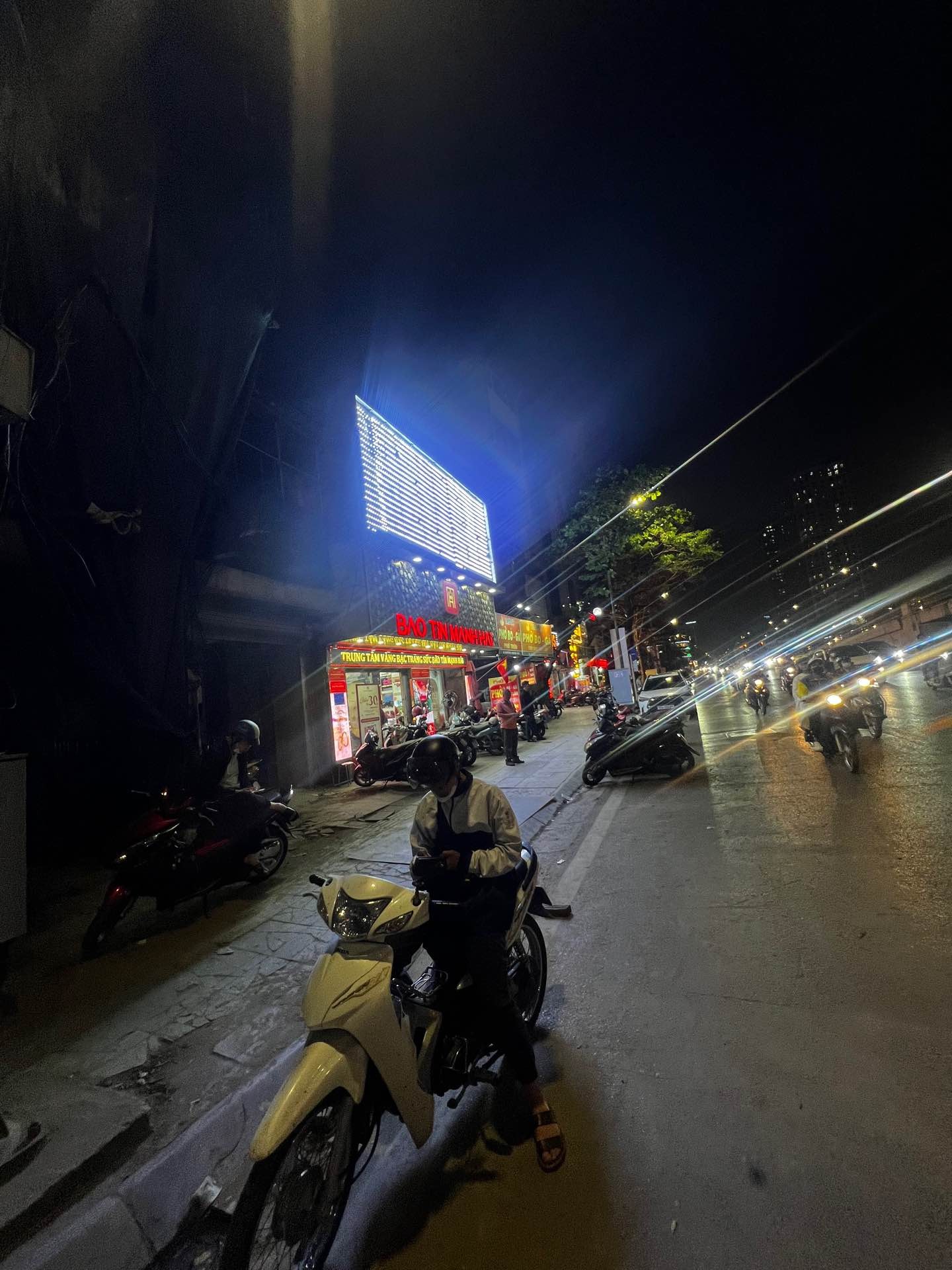 Bán nhà Nguyễn Trãi - diện tích 175m2 5 tầng - Lô góc 2 mặt thoáng - giá 53 tỷ