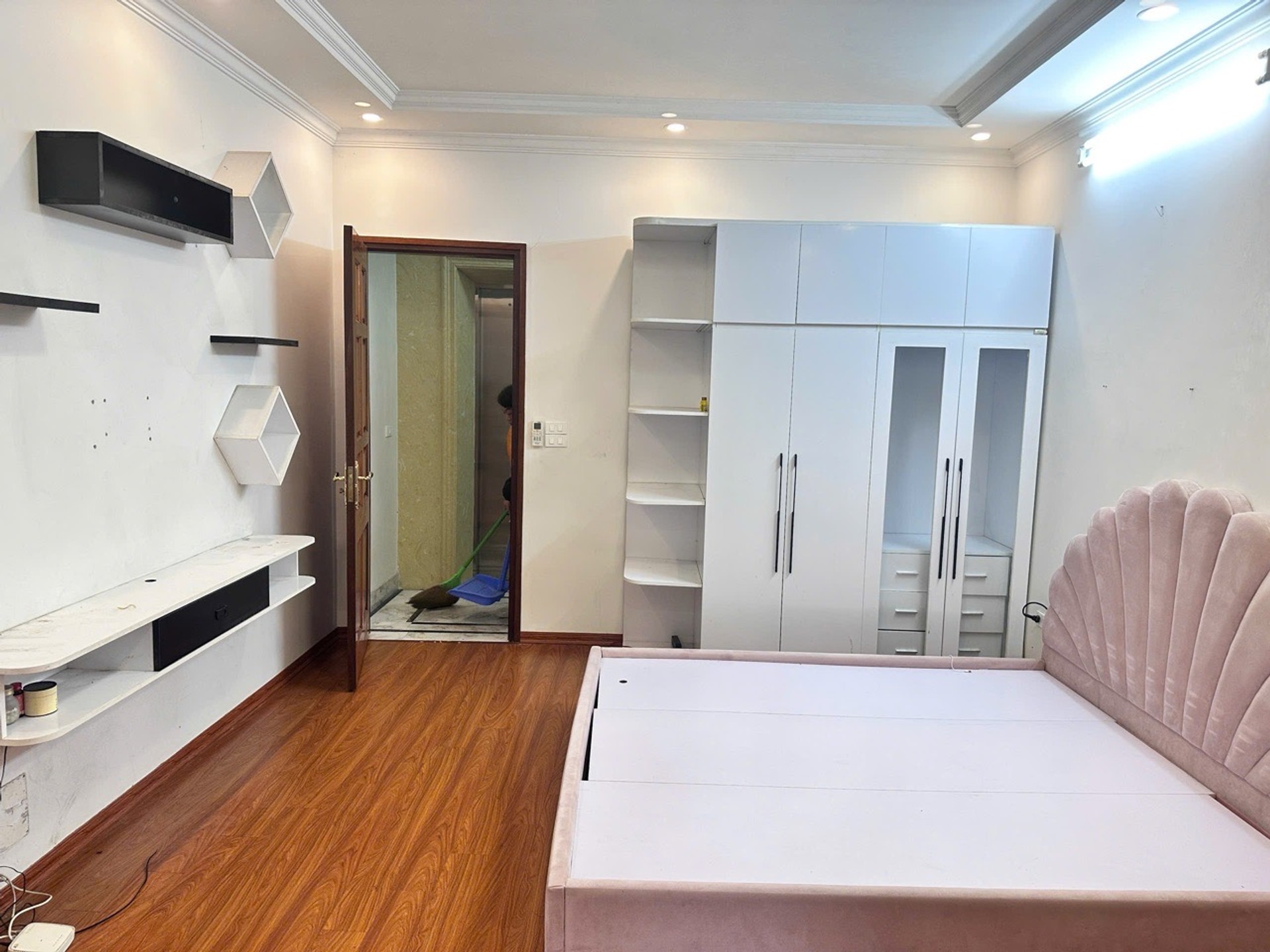 Bán nhà Kim Ngưu - diện tích 31m2 5 tầng - Ô tô tránh - giá 19,5 tỷ