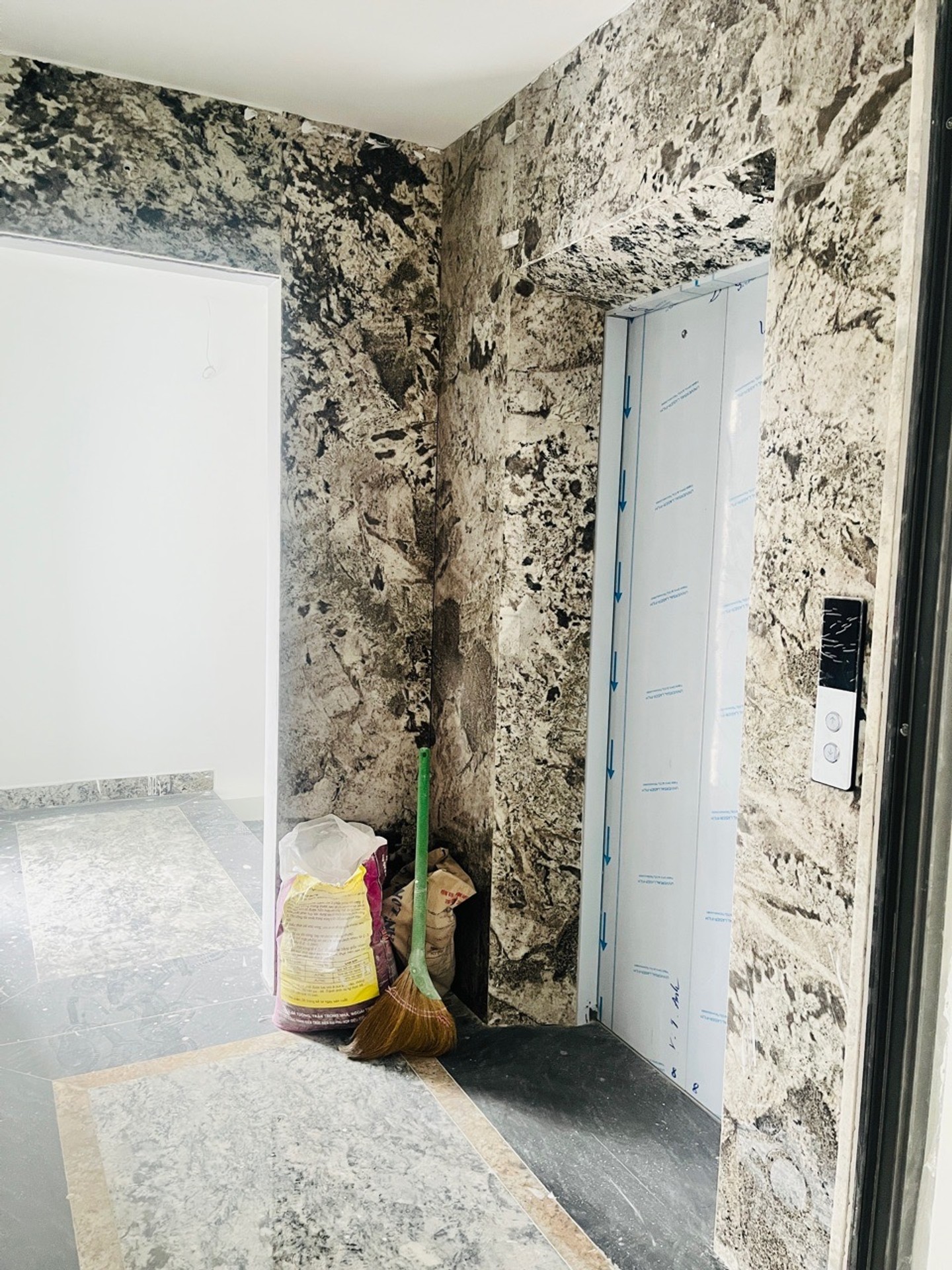 Bán nhà Cự Lộc - diện tích 147m2 9 tầng - Lô góc 3 mặt thoáng - giá 105 tỷ