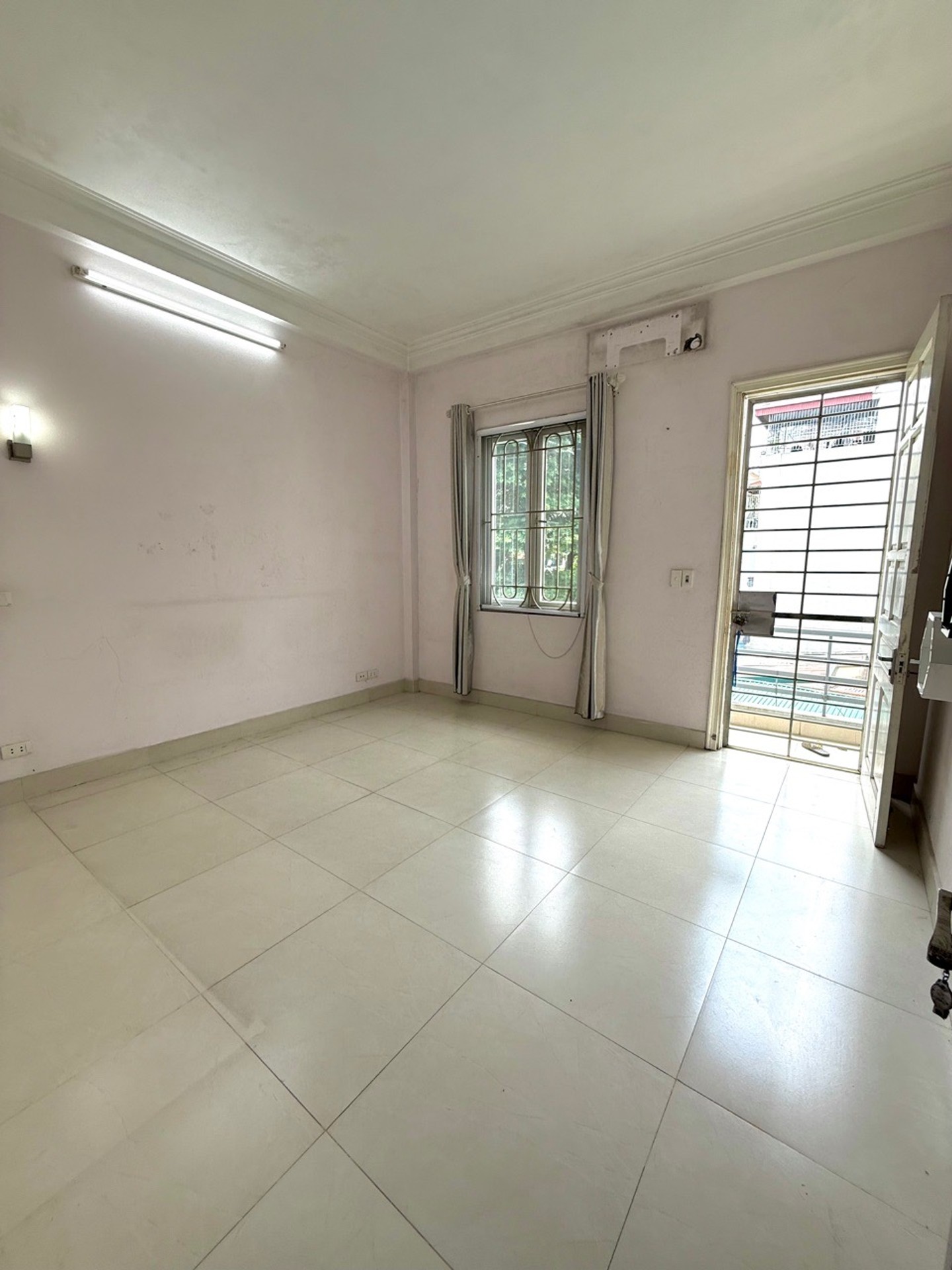 Bán nhà Trương Định - diện tích 51m2 4 tầng - ô tô đỗ cửa - giá 12,6 tỷ