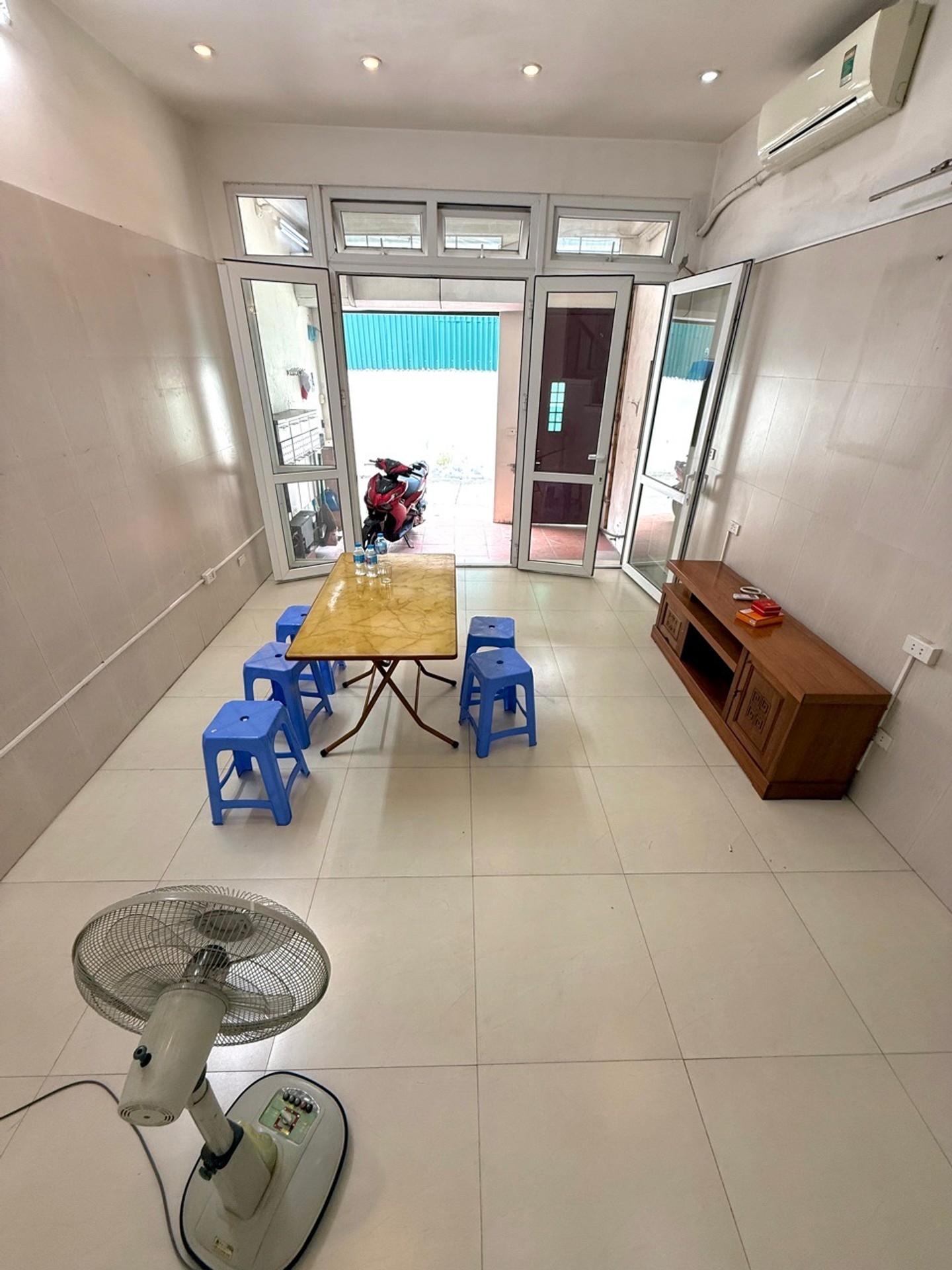 Bán nhà Trương Định - diện tích 51m2 4 tầng - ô tô đỗ cửa - giá 12,6 tỷ
