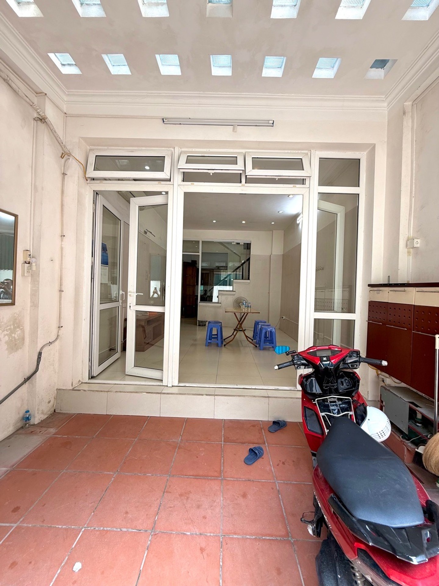 Bán nhà Trương Định - diện tích 51m2 4 tầng - ô tô đỗ cửa - giá 12,6 tỷ