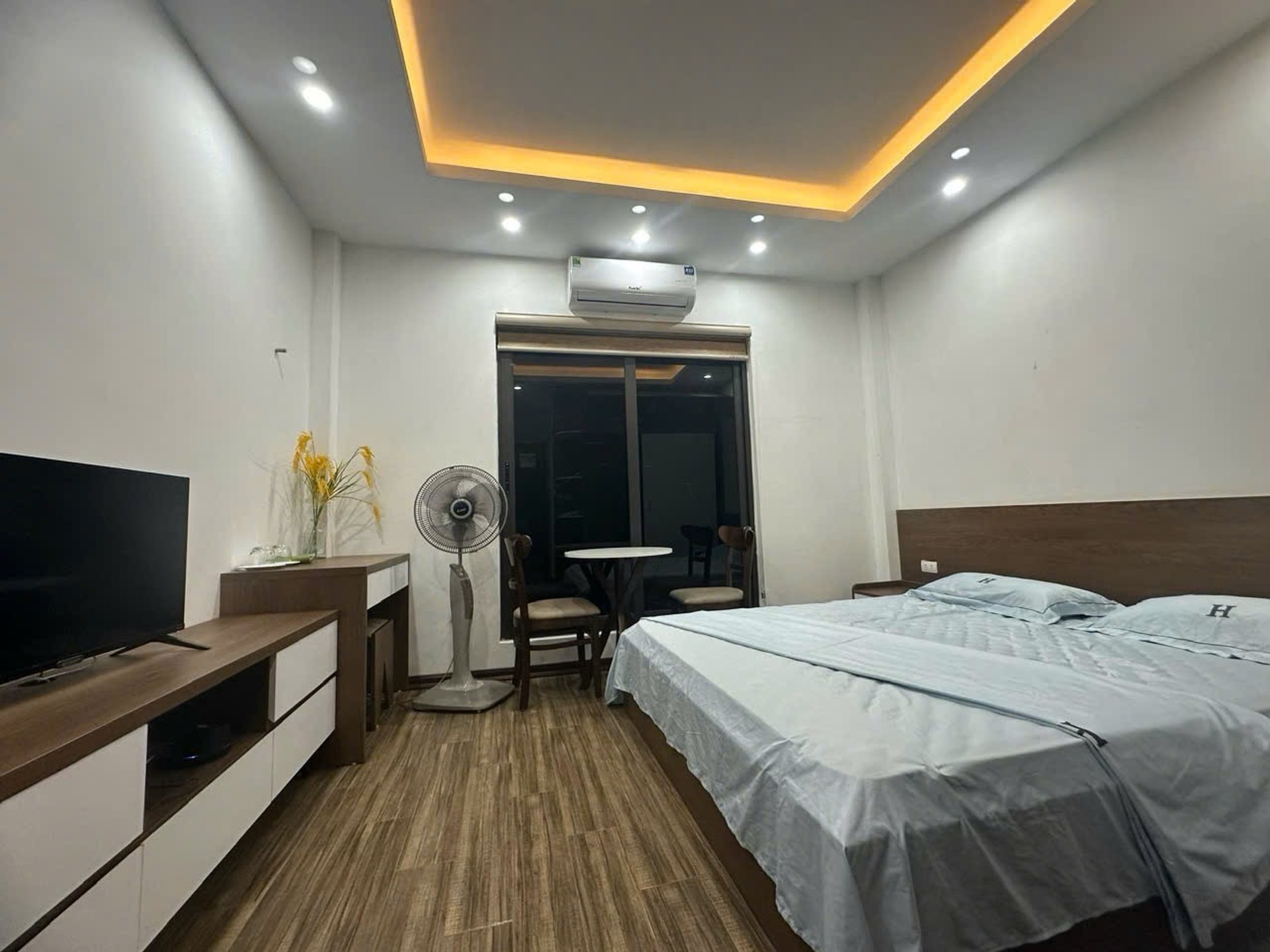 Bán nhà Giáp Bát - diện tích 78m2 7 tầng - Ô TÔ VÀO NHÀ - giá 20 tỷ