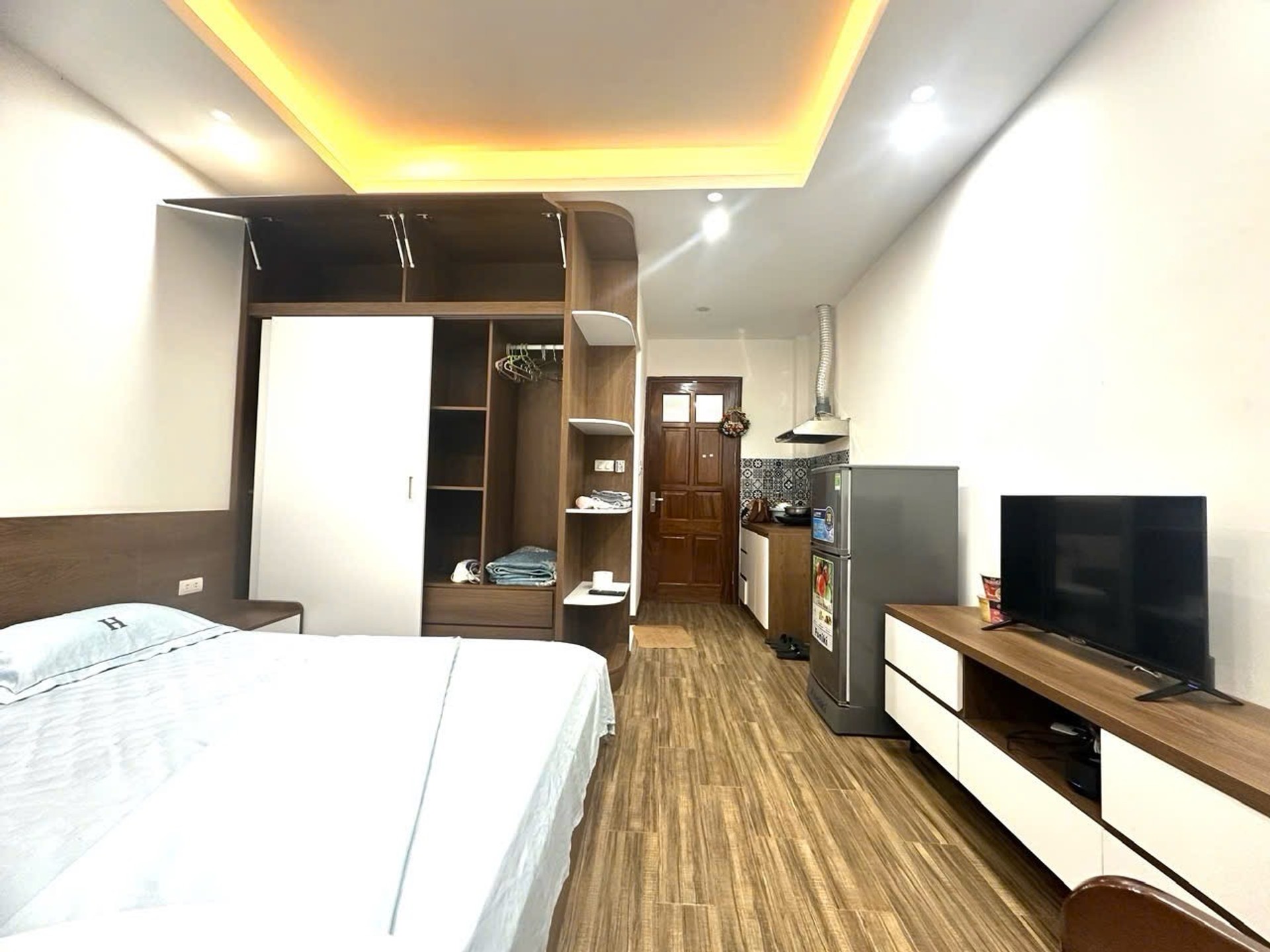 Bán nhà Giáp Bát - diện tích 78m2 7 tầng - Ô TÔ VÀO NHÀ - giá 20 tỷ