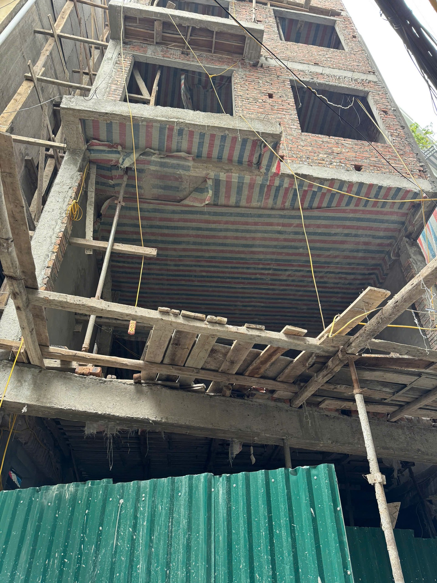 Bán nhà Yên Lạc - diện tích 40m2 7 tầng - Lô góc, mặt ngõ thông - giá 20,4 tỷ