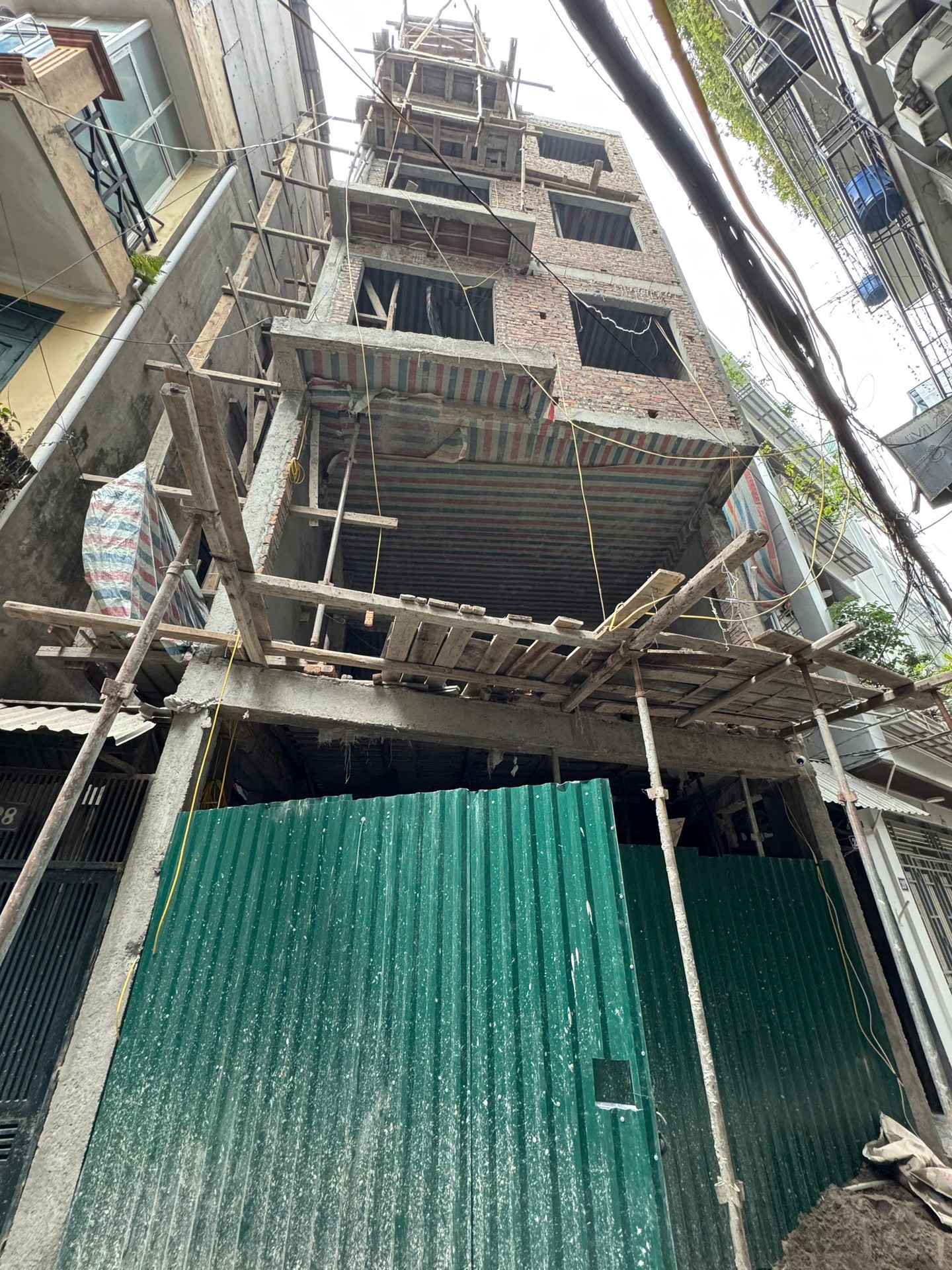 Bán nhà Yên Lạc - diện tích 40m2 7 tầng - Lô góc, mặt ngõ thông - giá 20,4 tỷ
