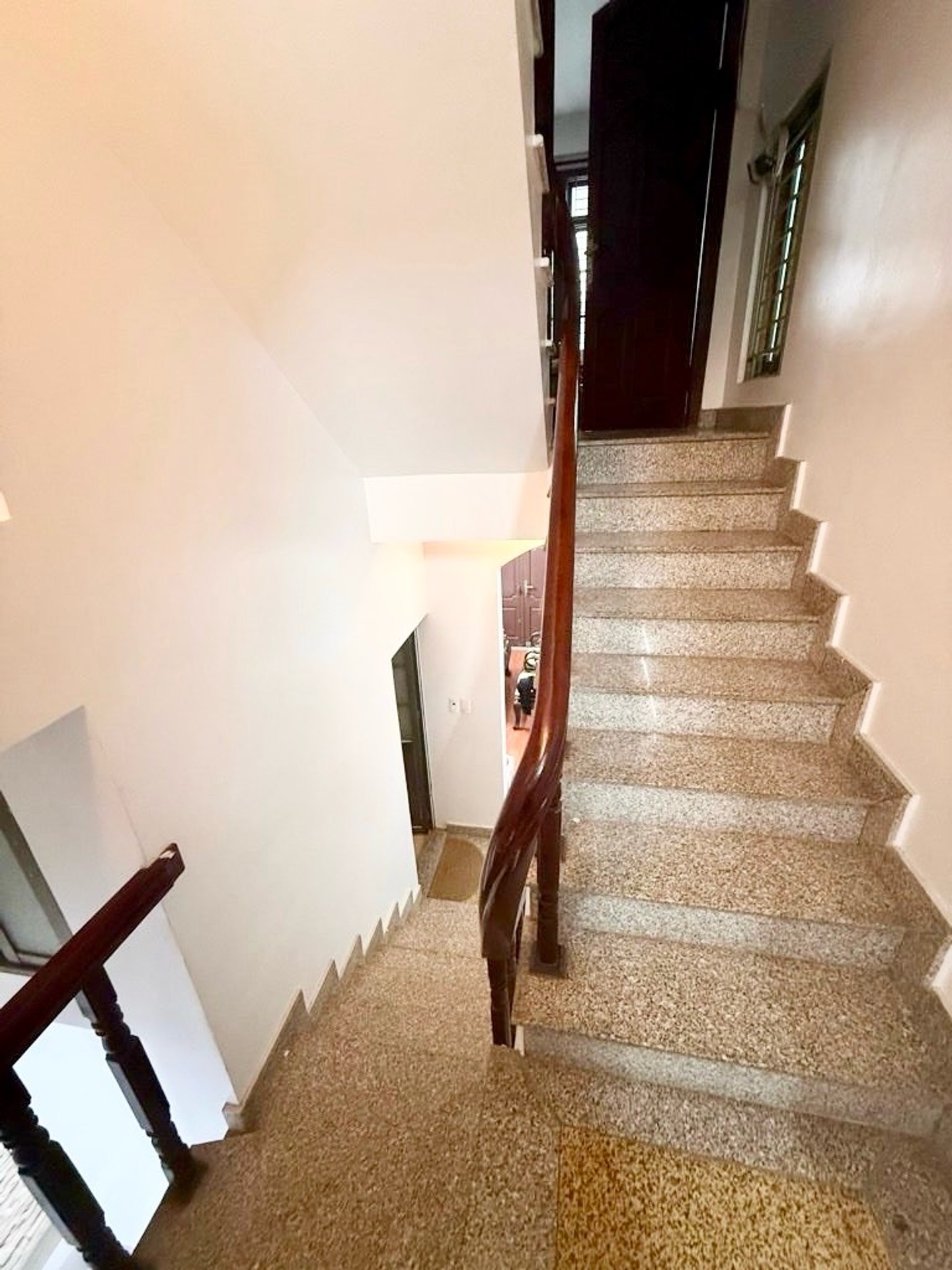Bán nhà Hoàng Mai - diện tích 40m2 6 tầng - Ngõ ba gác - giá 10,6 tỷ