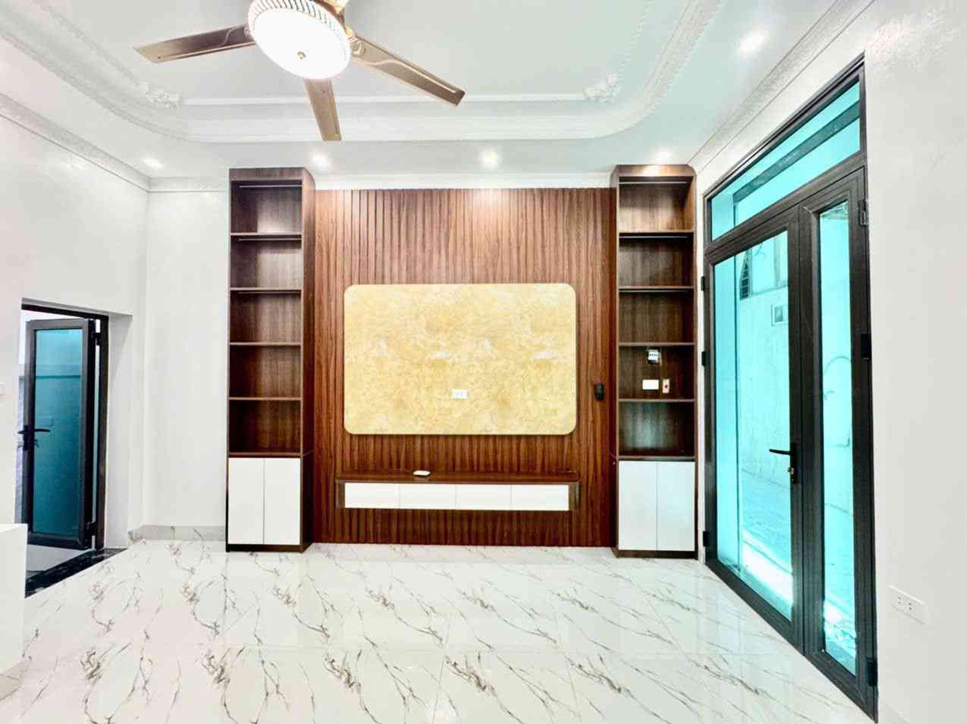 Bán nhà Dương Văn Bé - diện tích 27m2 3 tầng - Ô tô đỗ cửa - giá 4,5 tỷ