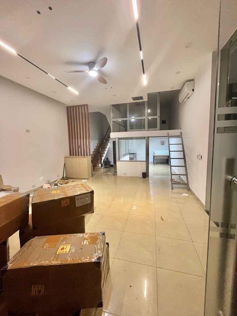 Bán nhà Lĩnh Nam - diện tích 90m2 5 tầng - Lô góc, ô tô tránh - giá 25,5 tỷ