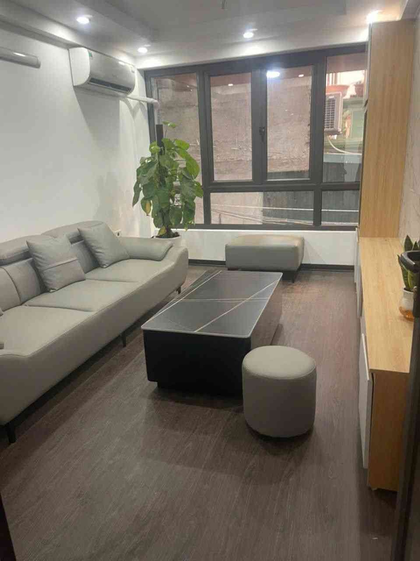 Bán nhà Hoàng Mai - diện tích 32m2 5 tầng - CĂN HỘ DỊCH VỤ HIẾM - giá 8,9 tỷ