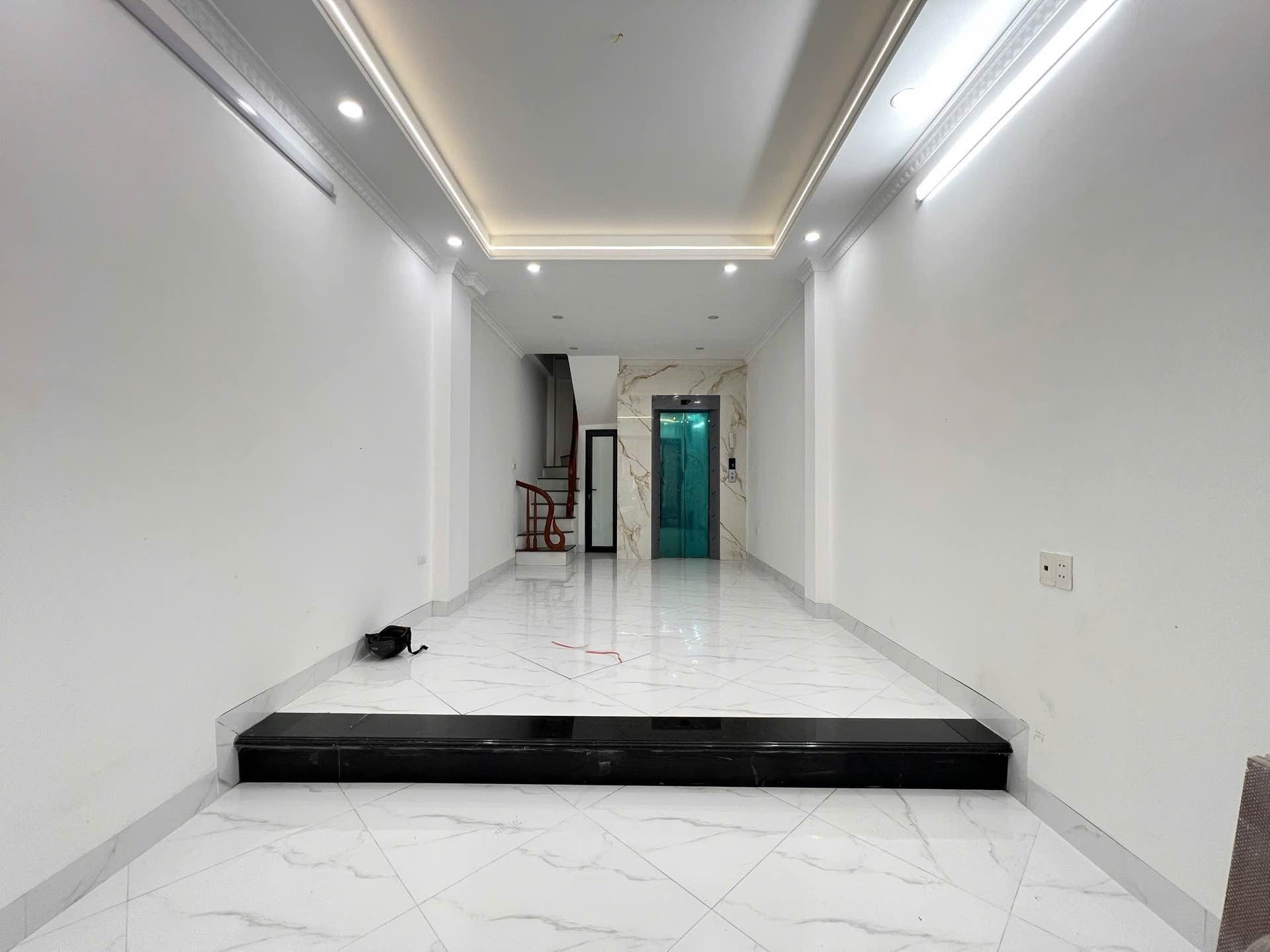 Bán nhà Trương Định - diện tích 31m2 6 tầng - Mặt ngách rộng, đường thông - giá 7,8 tỷ