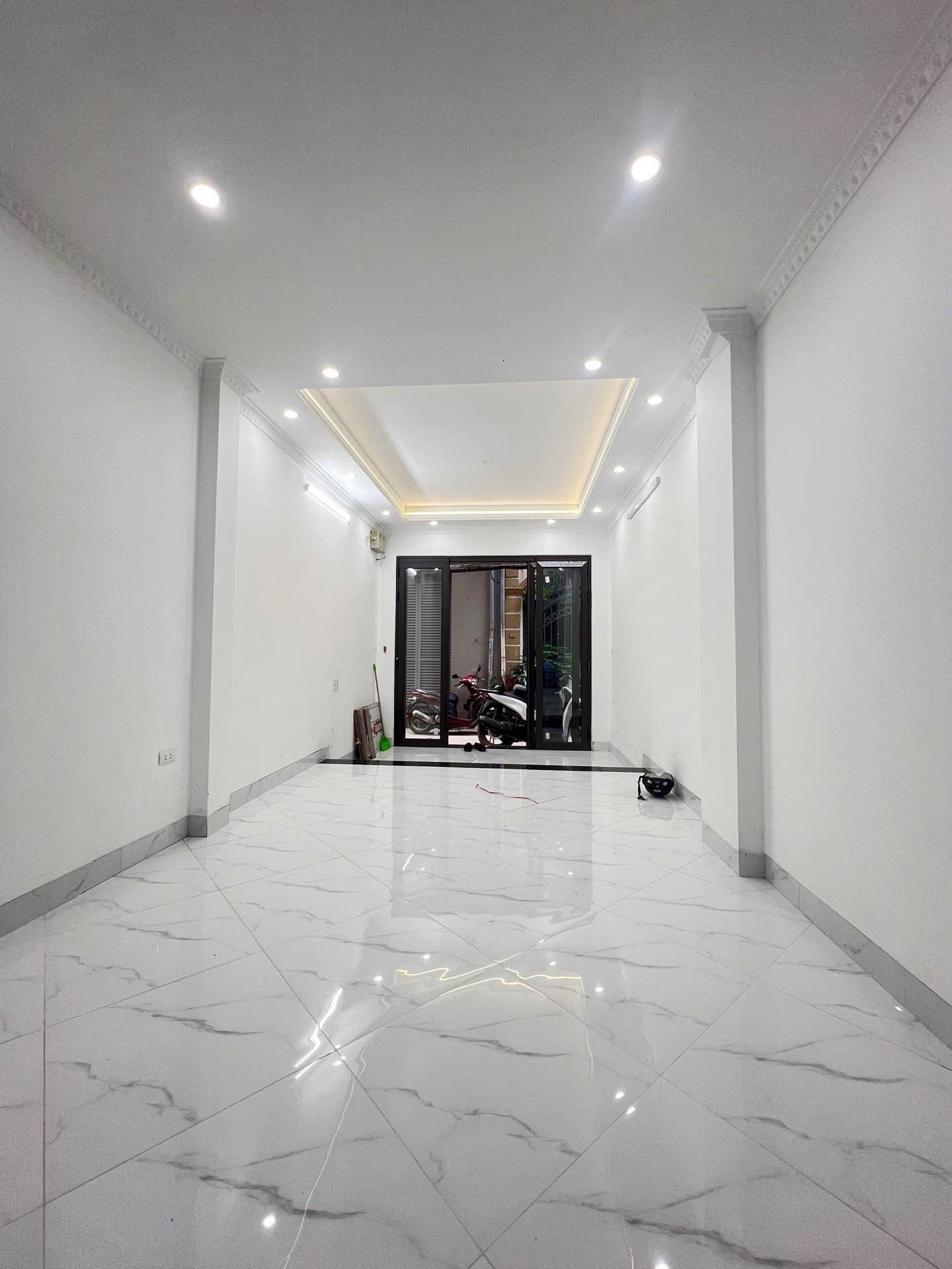 Bán nhà Trương Định - diện tích 31m2 6 tầng - Mặt ngách rộng, đường thông - giá 7,8 tỷ