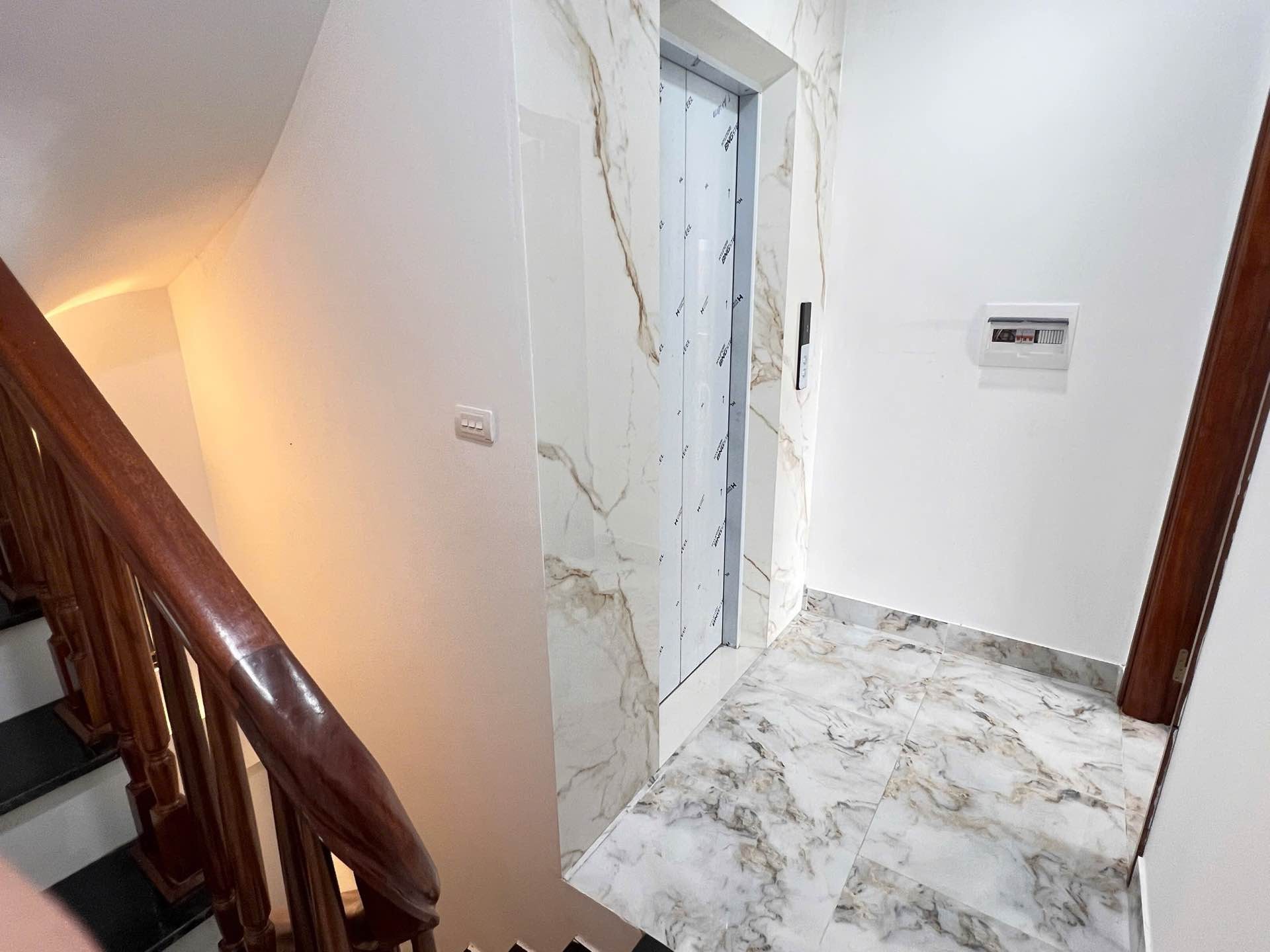 Bán nhà Trương Định - diện tích 31m2 6 tầng - Mặt ngách rộng, đường thông - giá 7,8 tỷ
