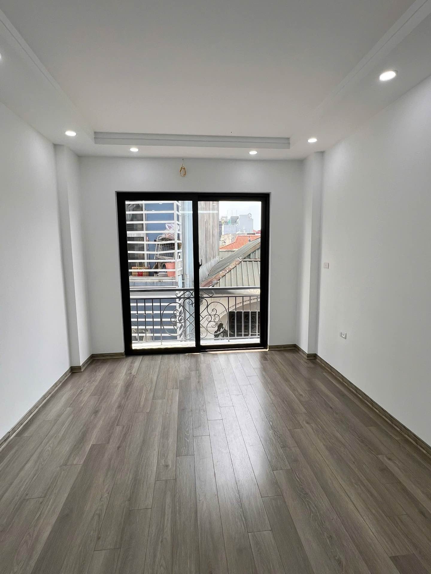 Bán nhà Trương Định - diện tích 31m2 6 tầng - Mặt ngách rộng, đường thông - giá 7,8 tỷ