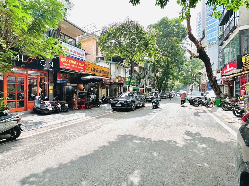 Bán nhà Đoàn Trần Nghiệp - diện tích 45m2 2 tầng - Mặt phố lô góc - giá 25,9 tỷ